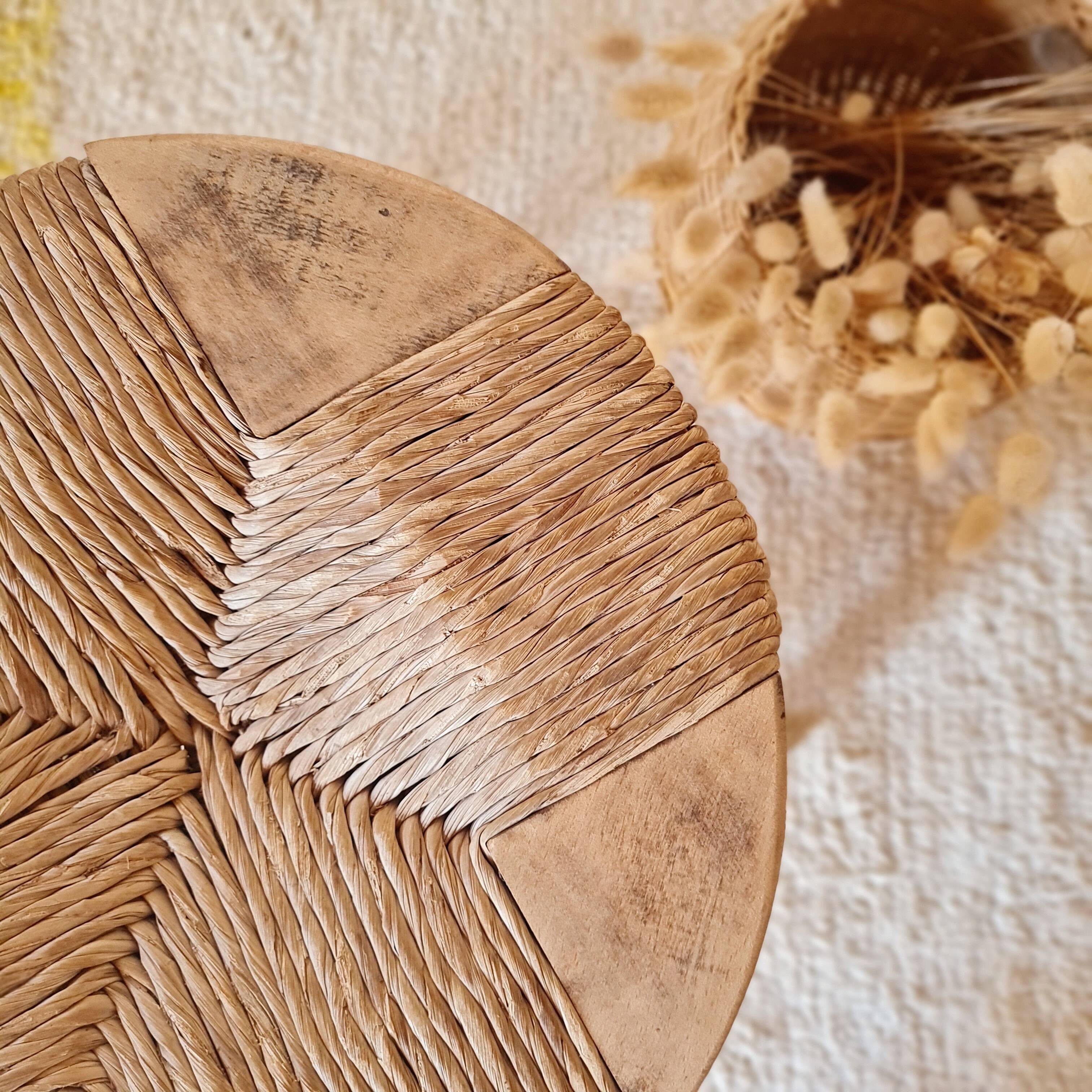 Petit tabouret tripode de style "Bobbin" en bois tourné et pai