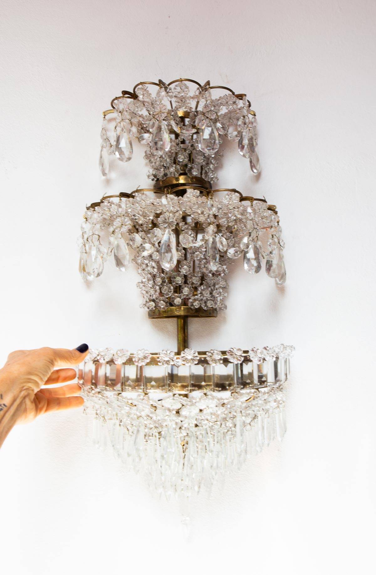 Paire de grandes appliques en laiton et cristal c. 1940s (57 cm)
