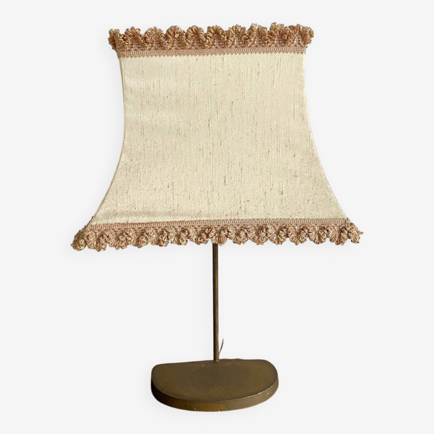 Retro lamp with pagoda lampshade