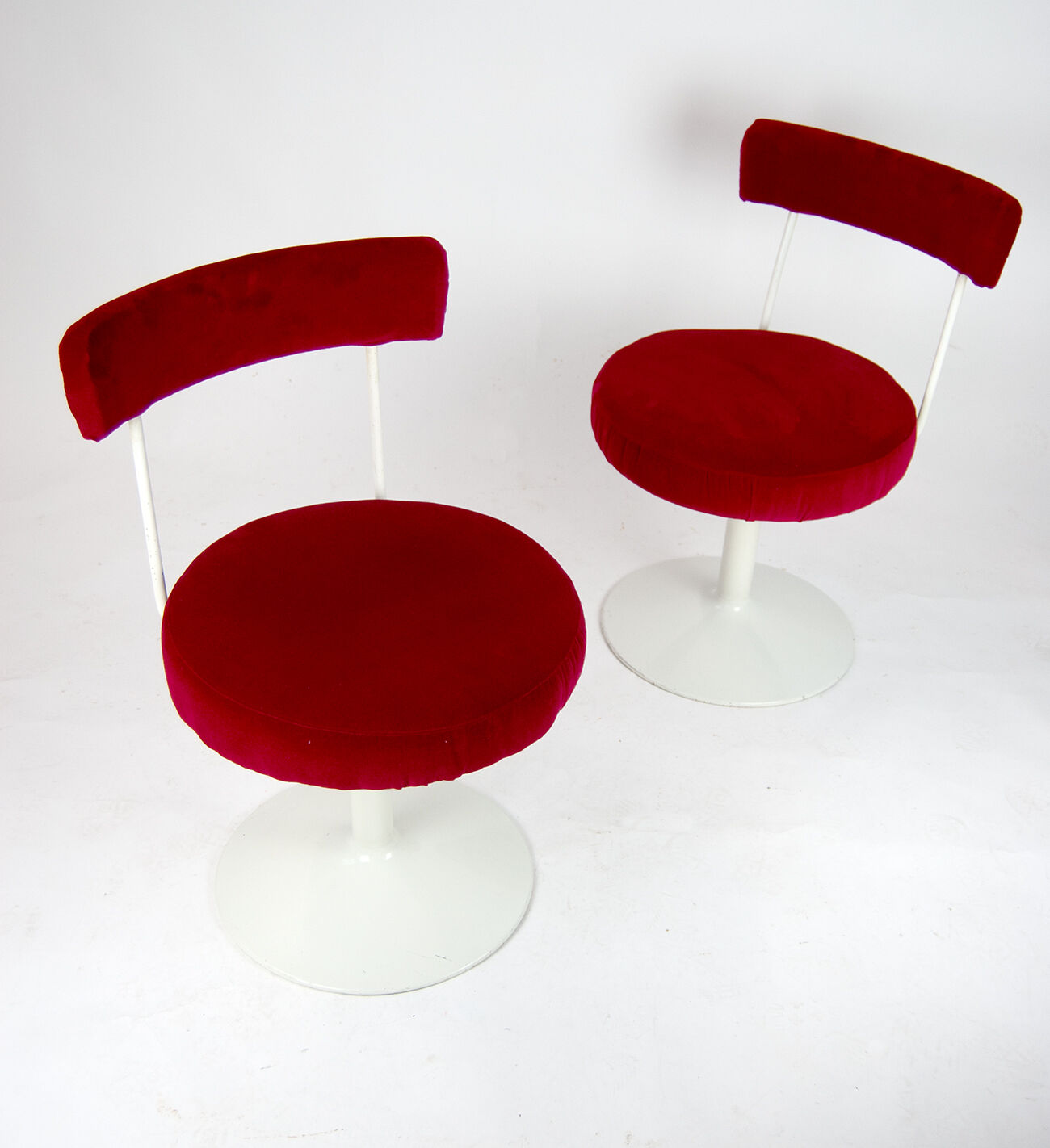 60s rotating tulip cocktail chair in red velvet