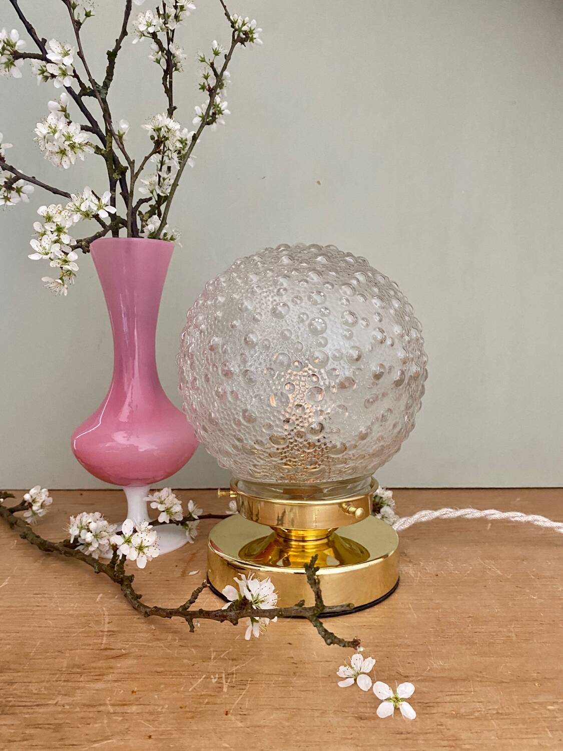 Lampe à poser globe vintage en verre moulé