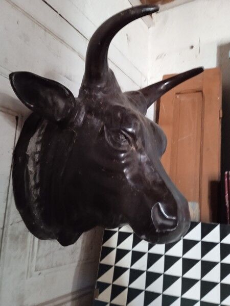 Food sign / cast iron bull mouth