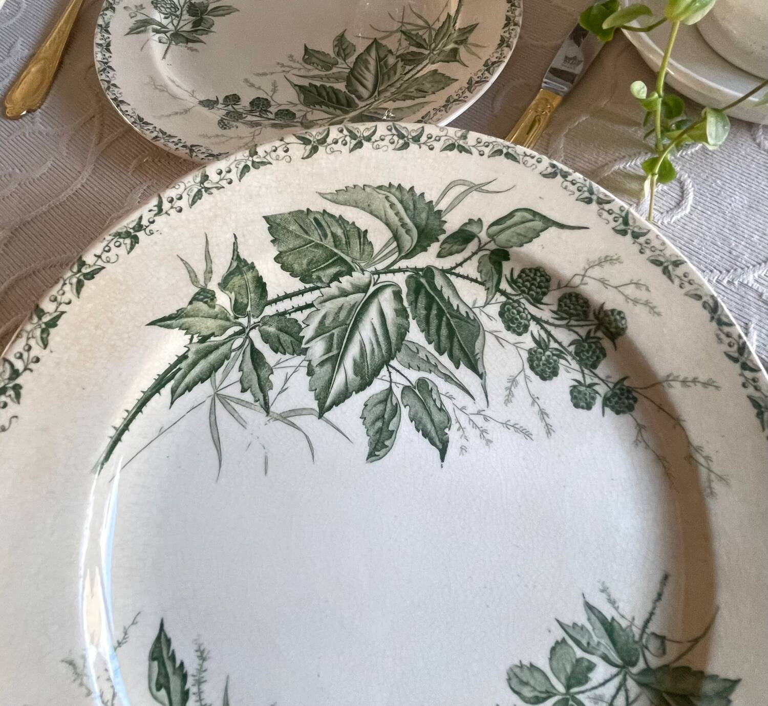 7 flat plates made of ironstone.