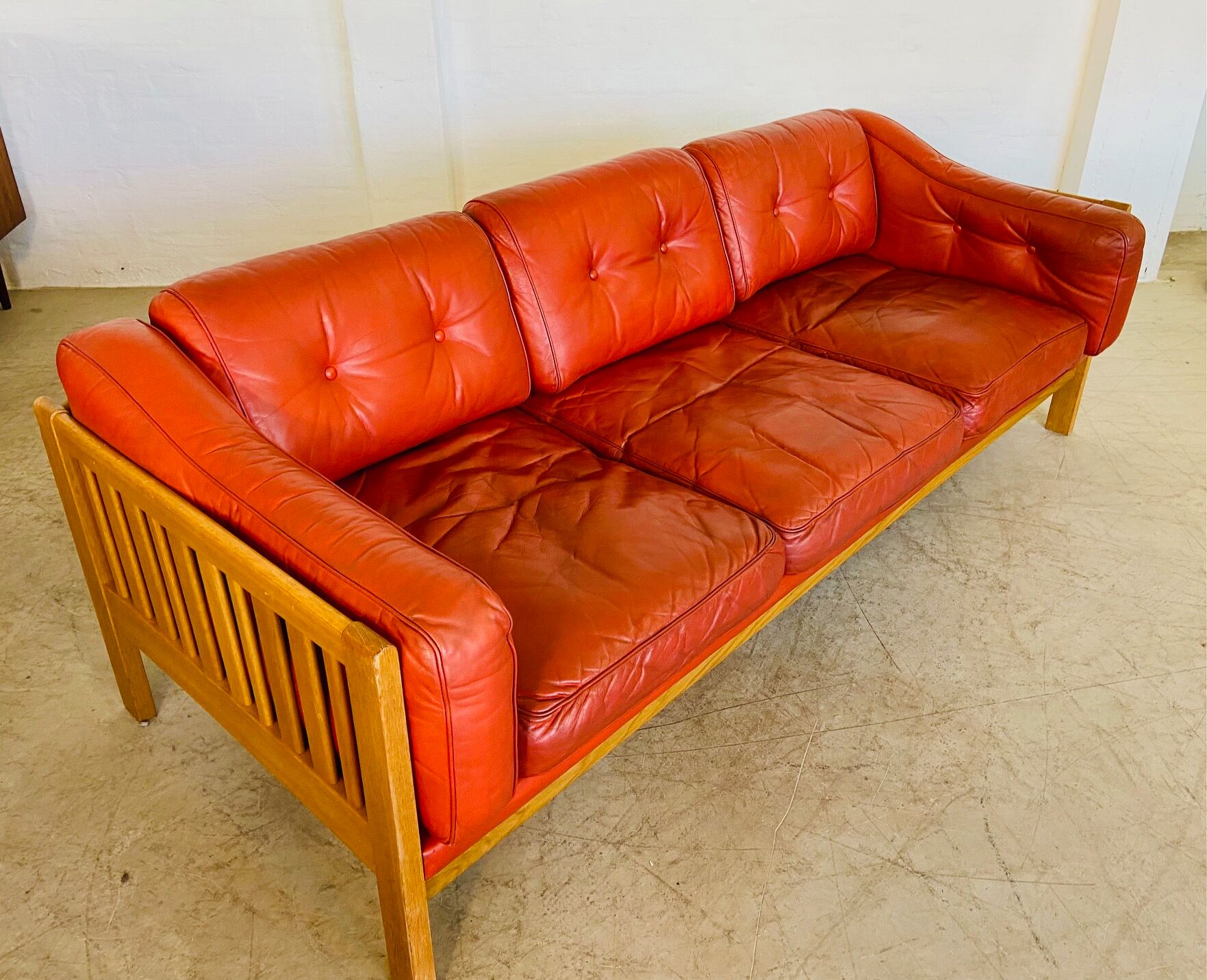 Canapé vintage suédois des années 70 en cuir cognac pour 3 personnes.