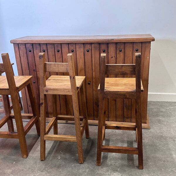 Comptoir de bar en bois massif rustique avec 4 tabourets assortis – porte-bouteilles et rangement