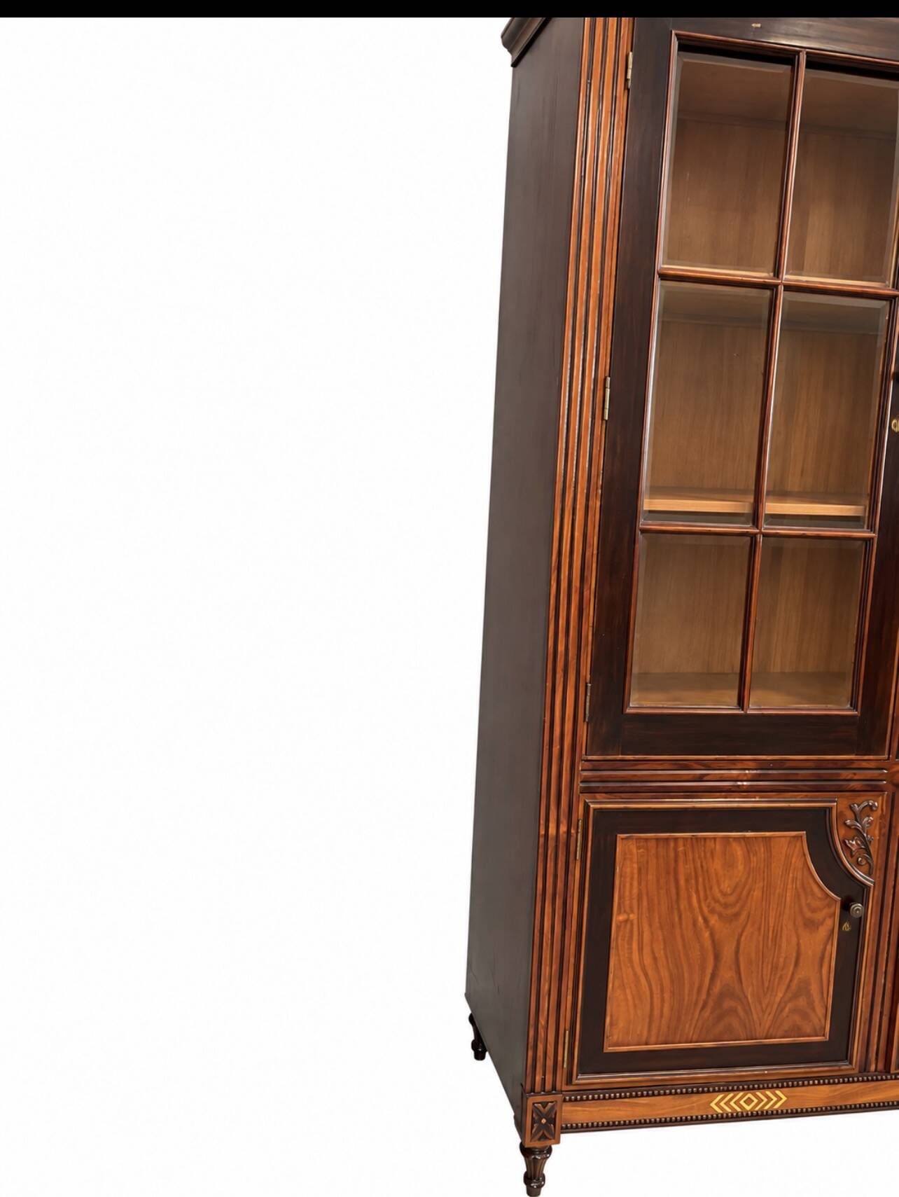 Vitrine ancienne en bois sculpté avec portes vitrées - Style classique - Ch