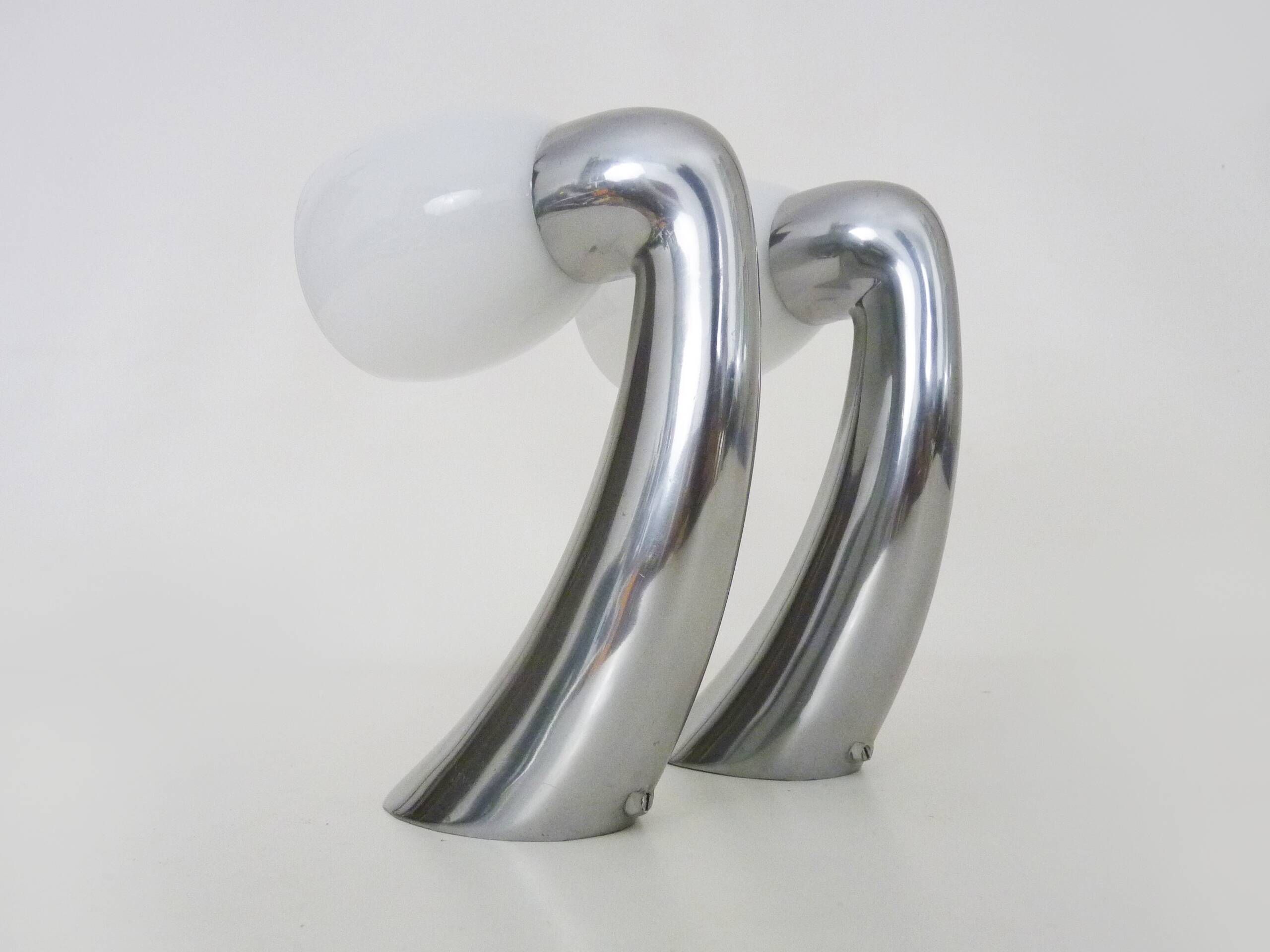 Paire d'appliques en aluminium et verre opalin. Appliques chromées