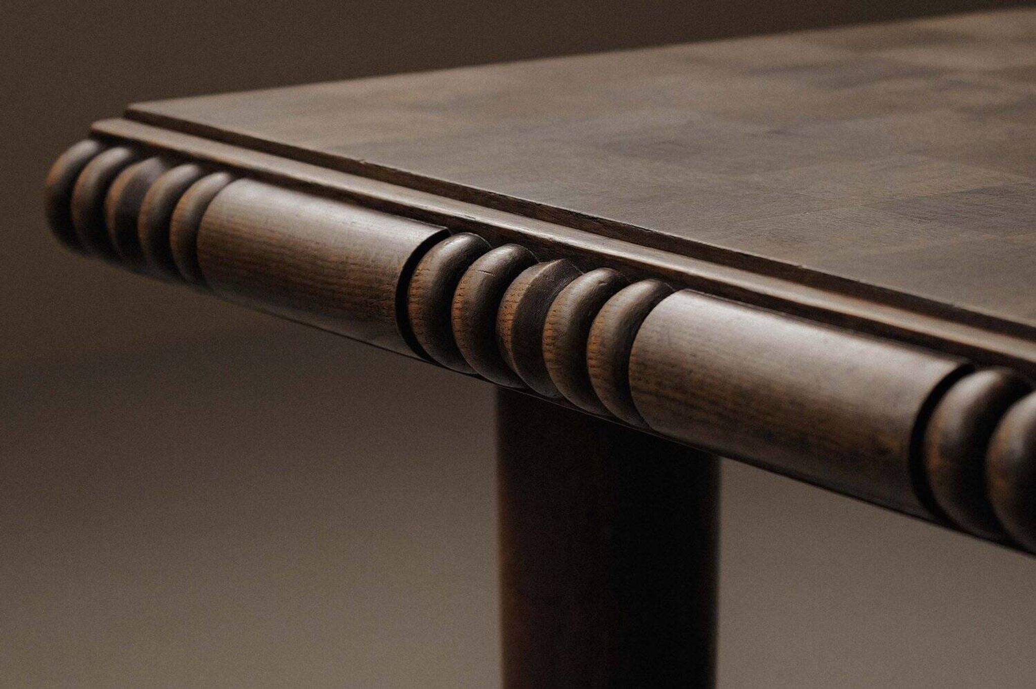 Table Art déco en chêne – France, années 1930–1940