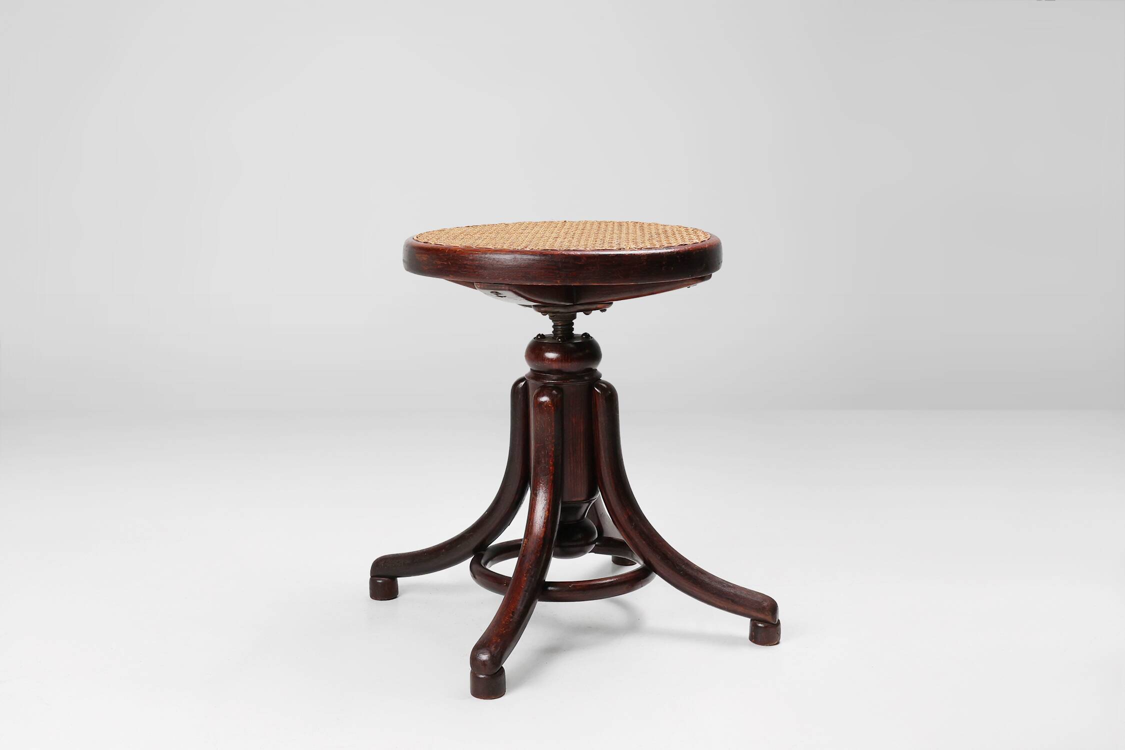 Tabouret de piano Thonet en bois de hêtre courbé avec assise en rotin, Autriche vers 1900