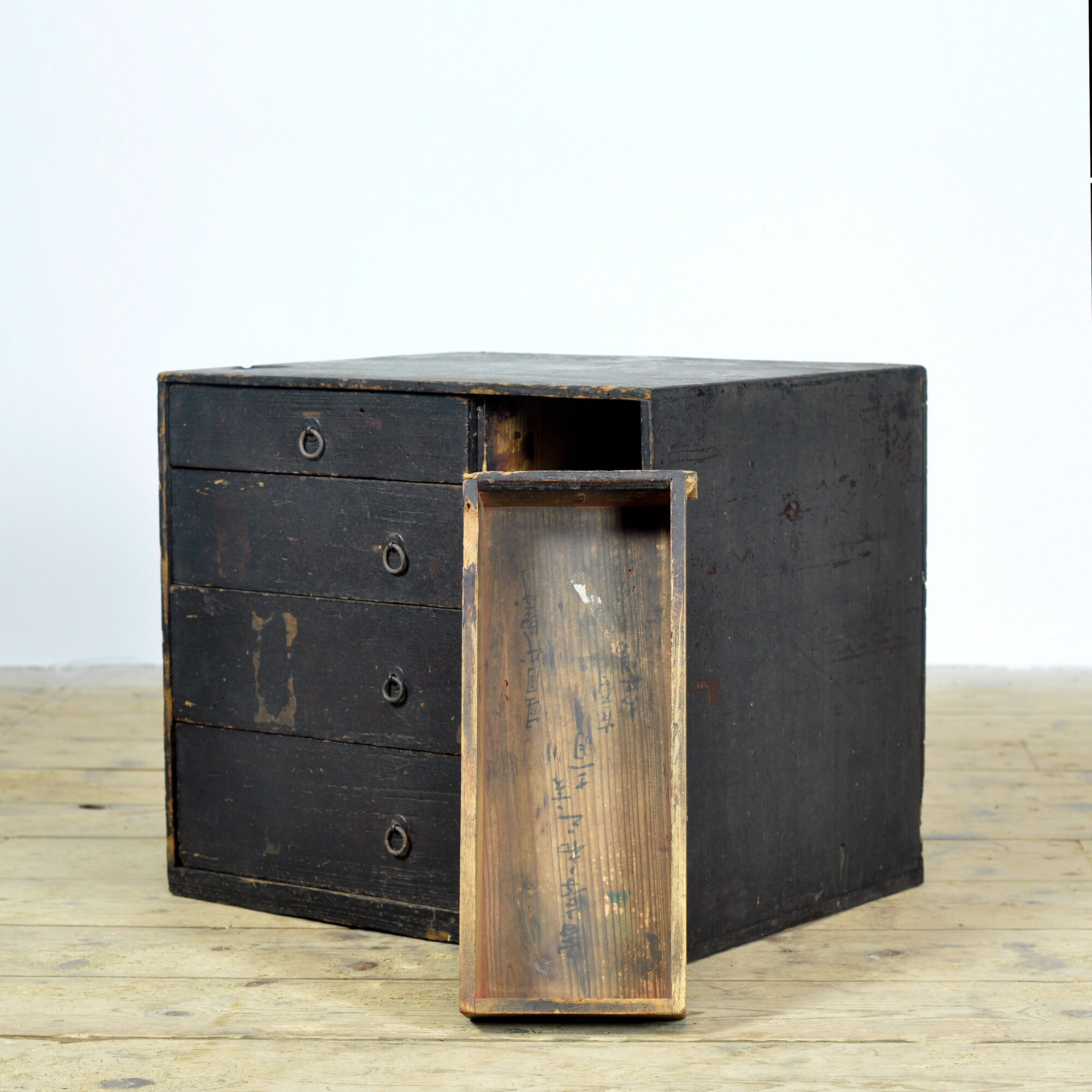 Petite commode japonaise antique, vers 1900