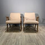 Paire de fauteuils 366, conçus par J. Chierowski