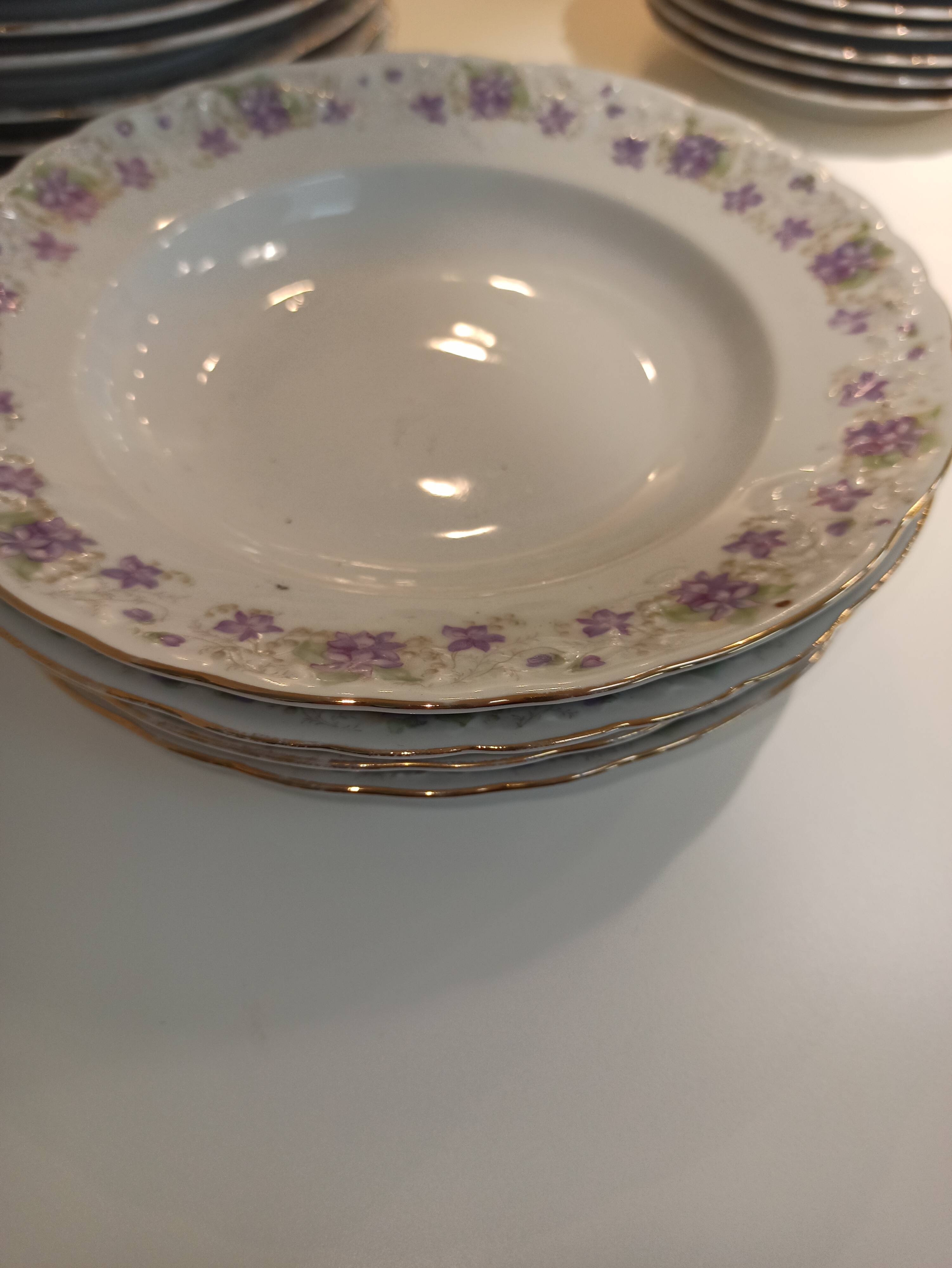 Table service 31 pieces in porcelain. Floral polychrome pattern