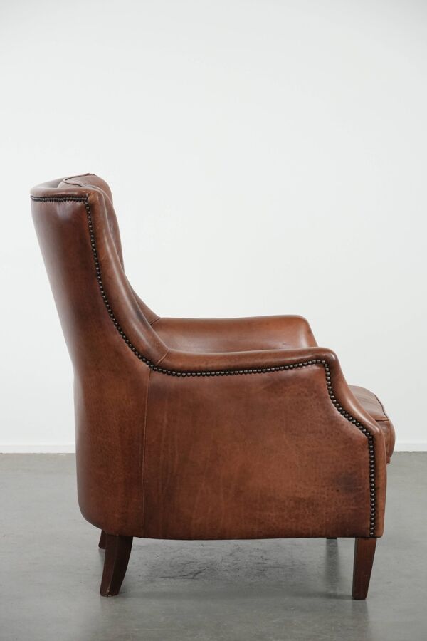 Fauteuil en cuir de vache marron et clous de tapissier