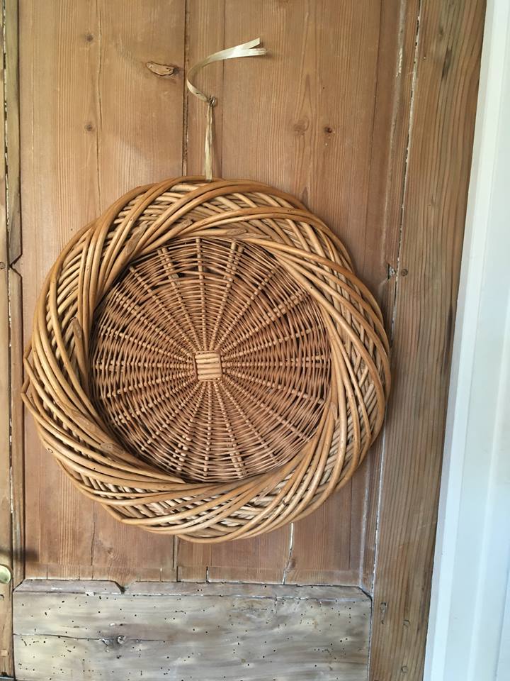 Round basket or braided wicker tray
