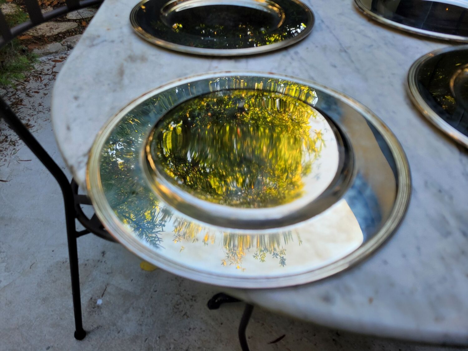 5 assiettes de présentation en métal argenté