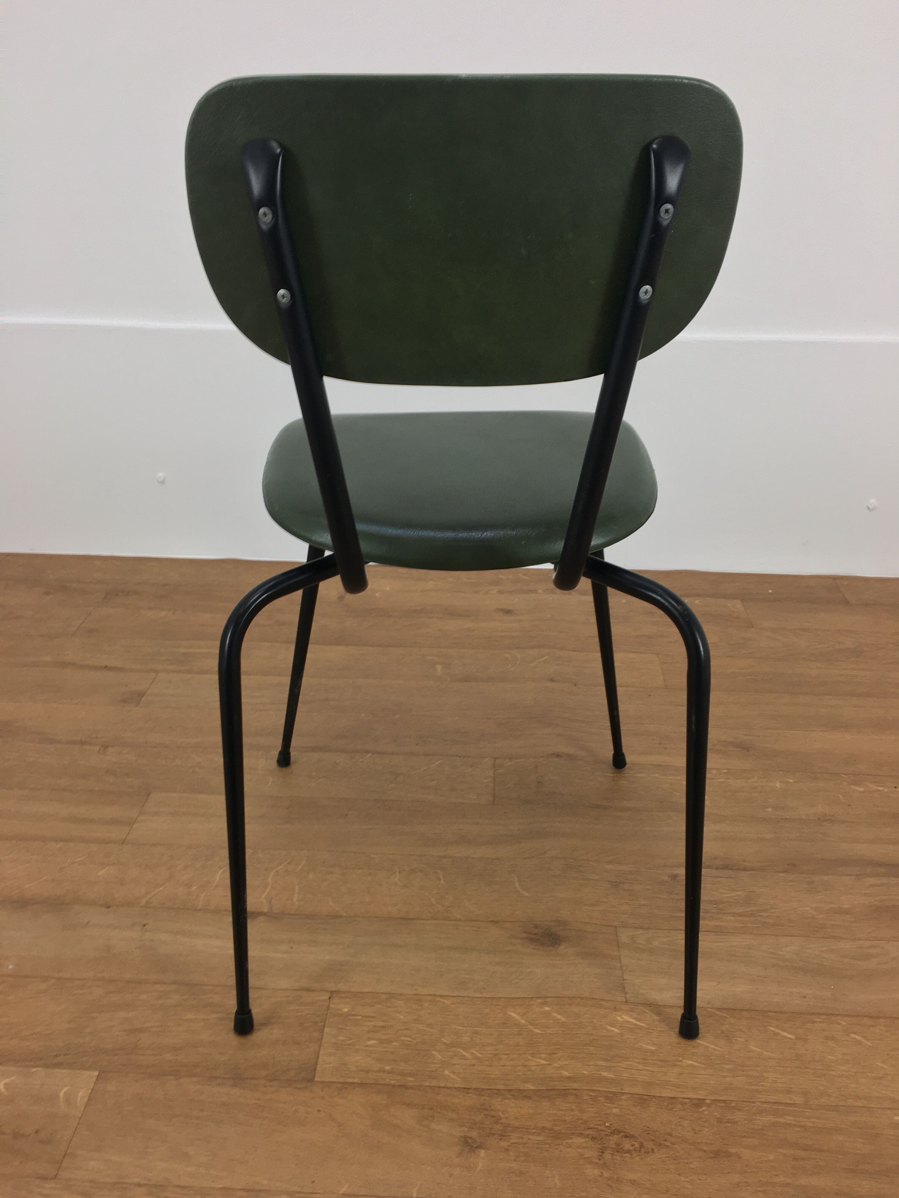 Set de 4 chaises années 50, métal et skaï vert