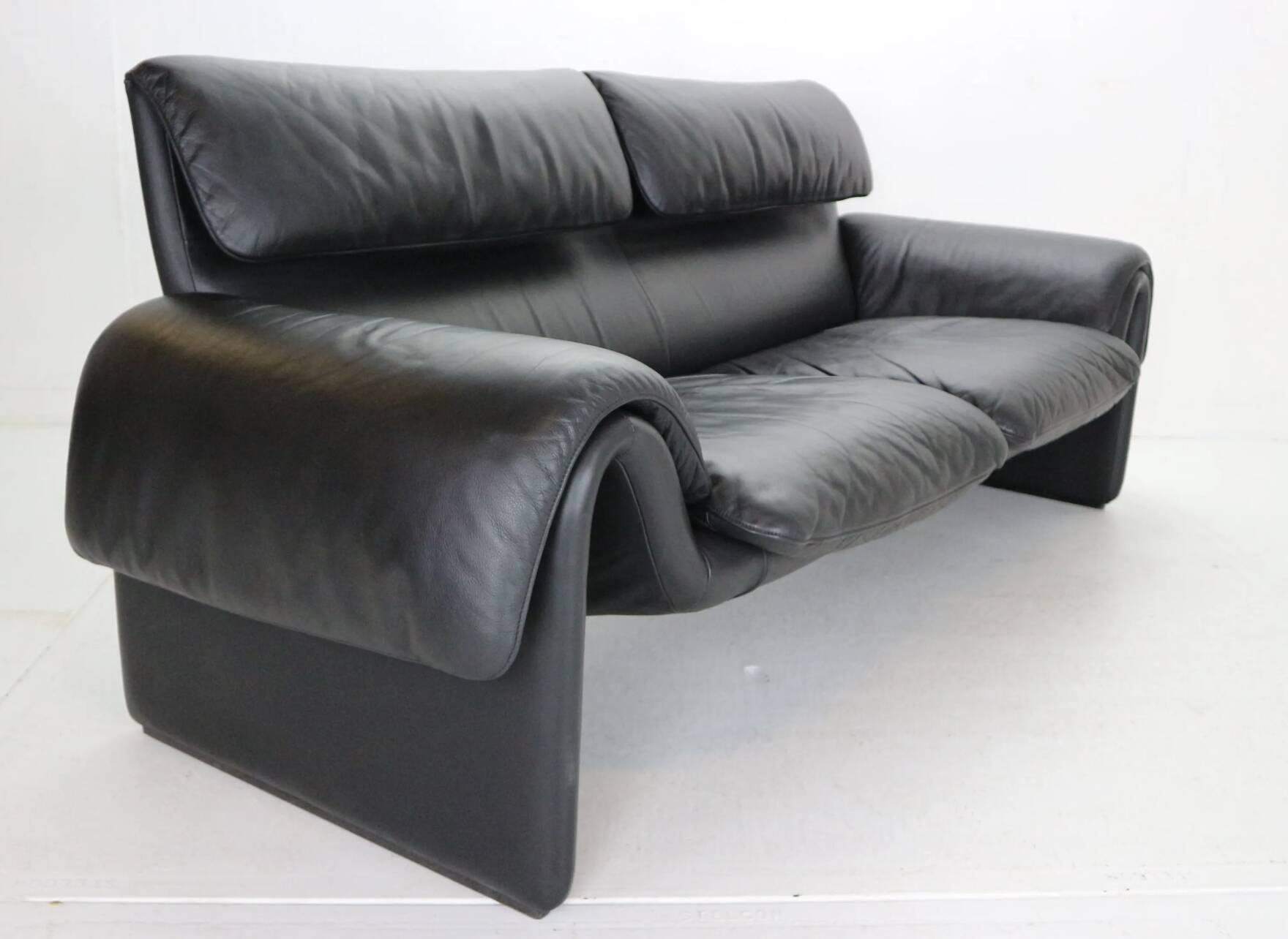 Canapé De Sede en cuir noir, design sculptural, Suisse