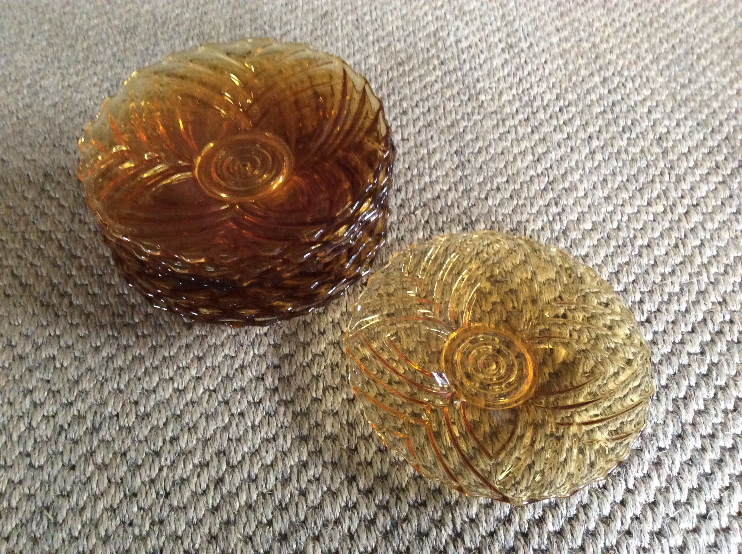 Series of 10 amber plates