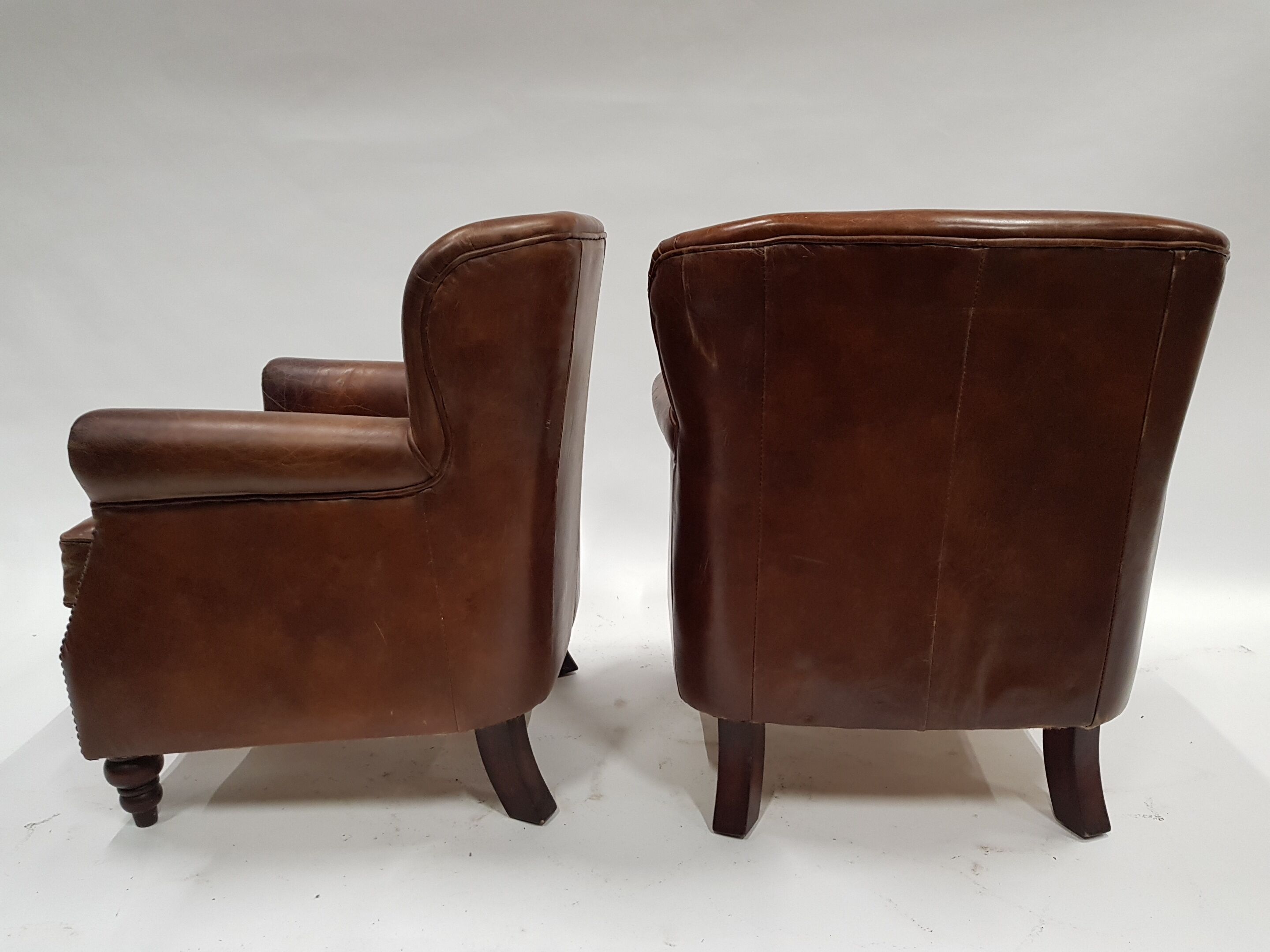 Paire de fauteuils club type "Parisien"