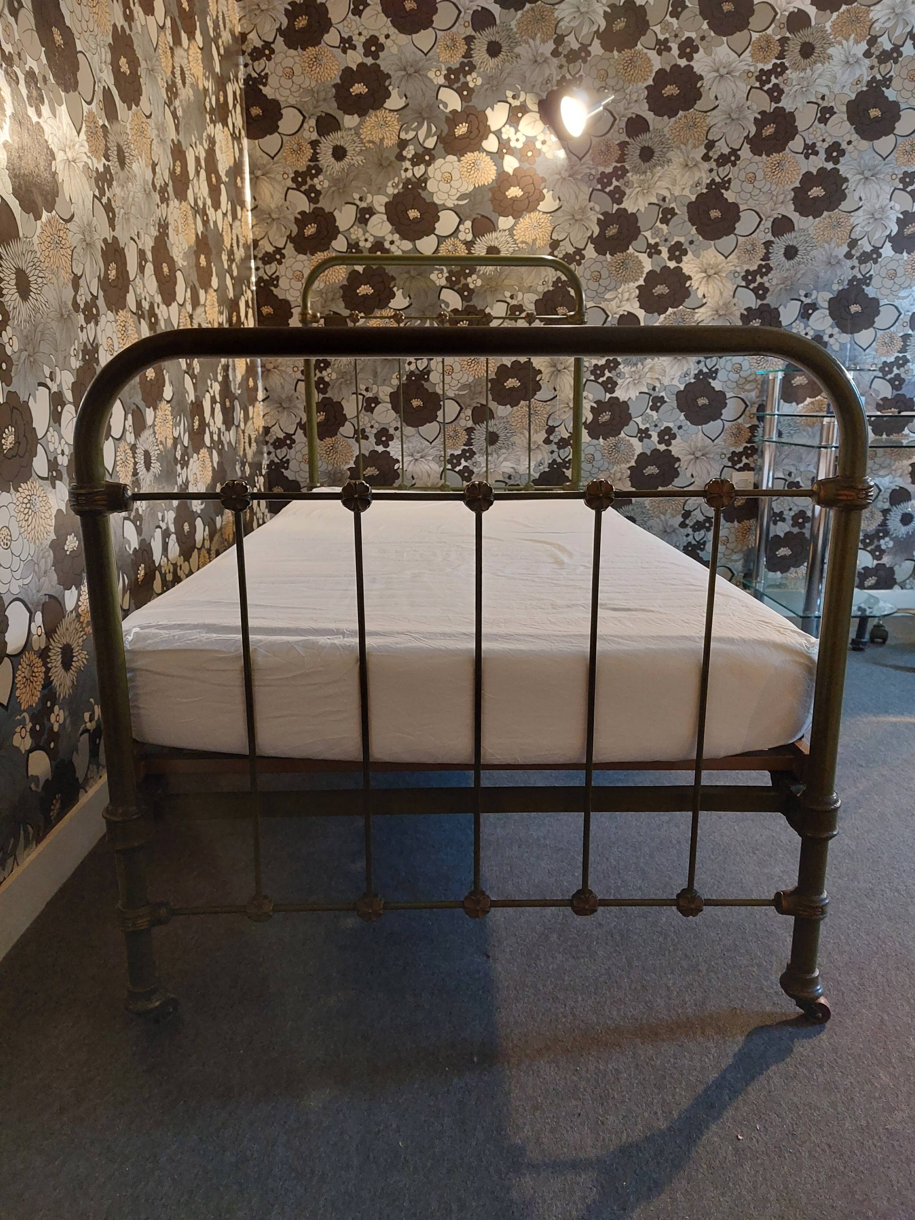 Metal bed