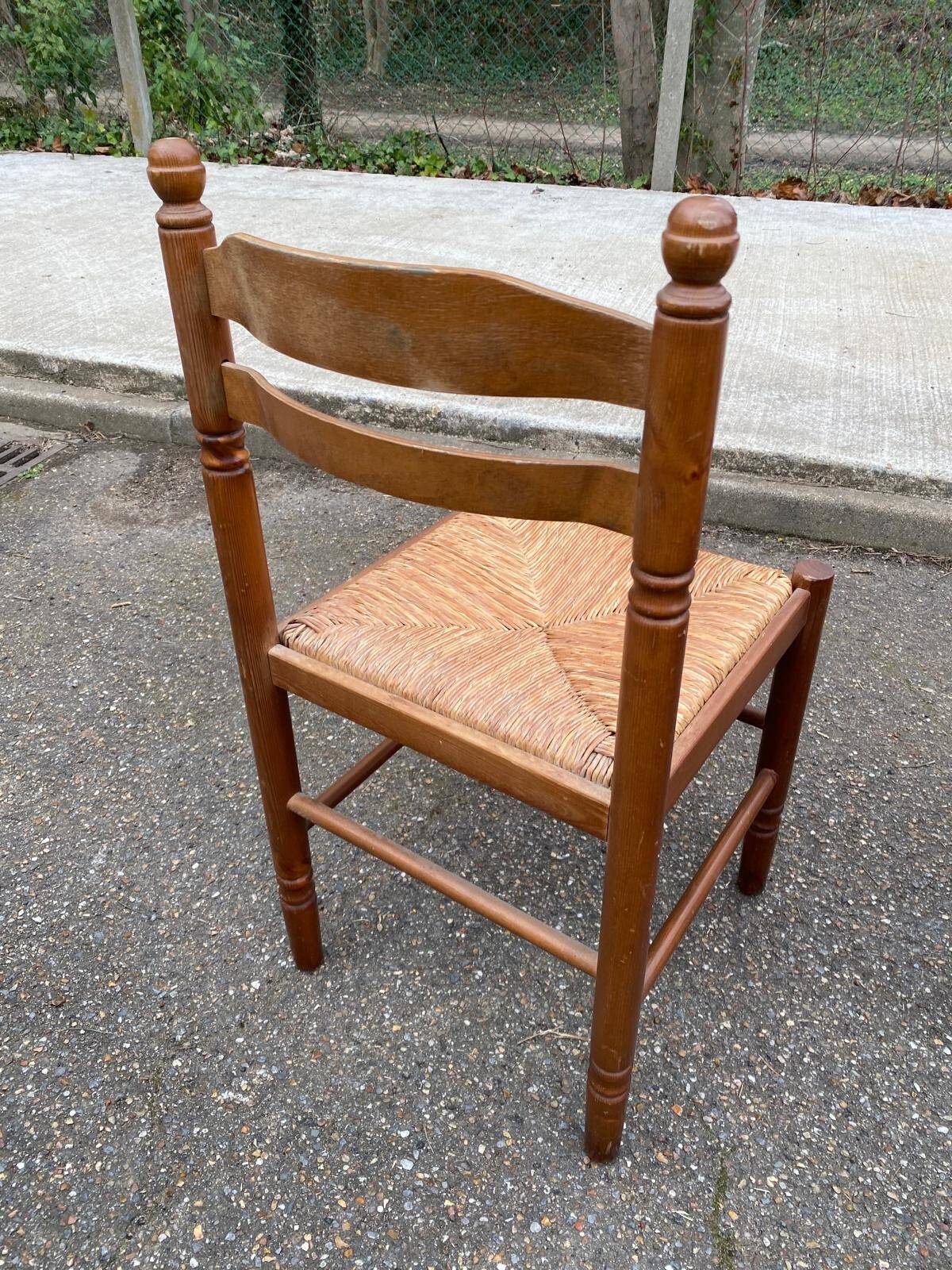 4 dining or kitchen chairs made of solid wood with rush seats.