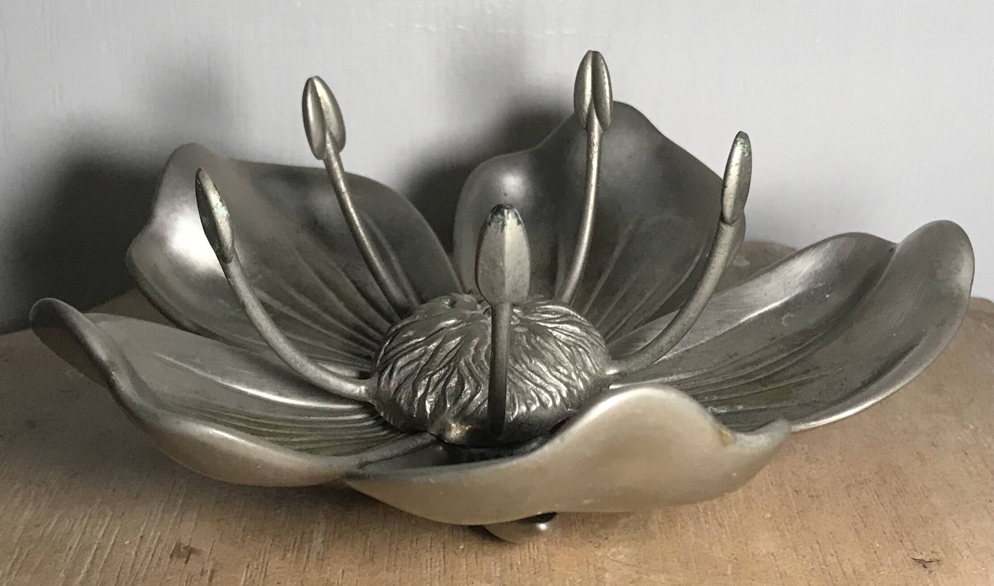 Vintage lotus flower ashtray with 5 removable petals in silver metal