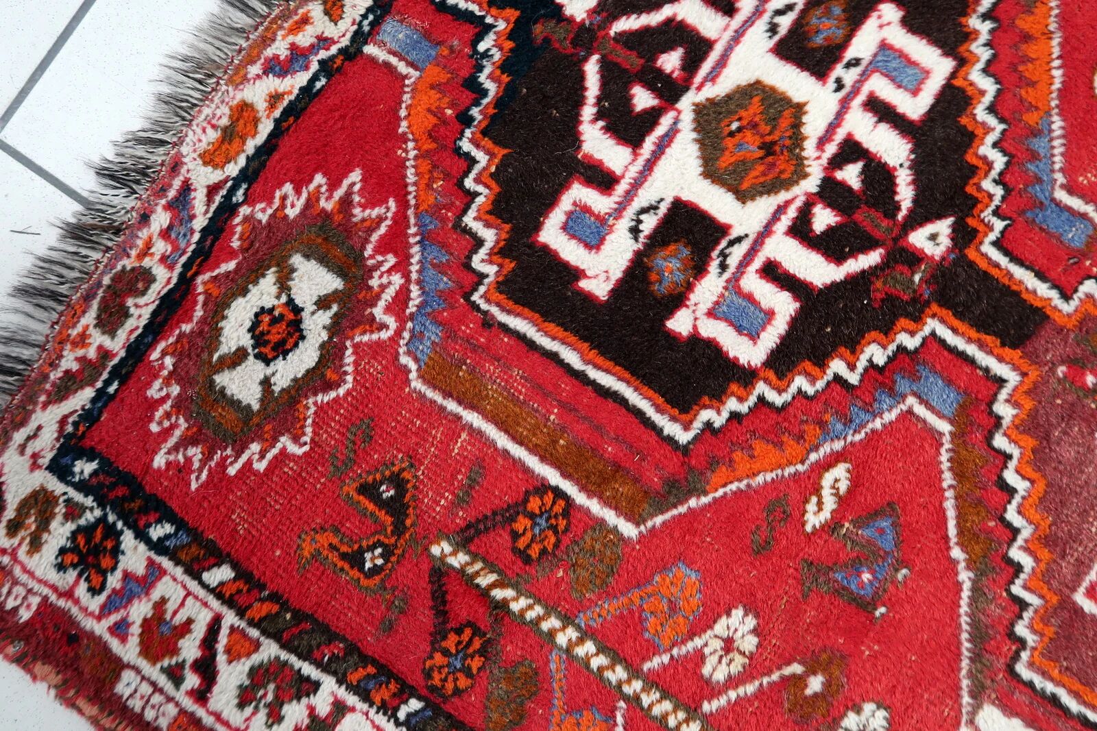 Vintage 1940s Persian Shiraz rug, tribal triple medallion, red field, 115cm x 156cm