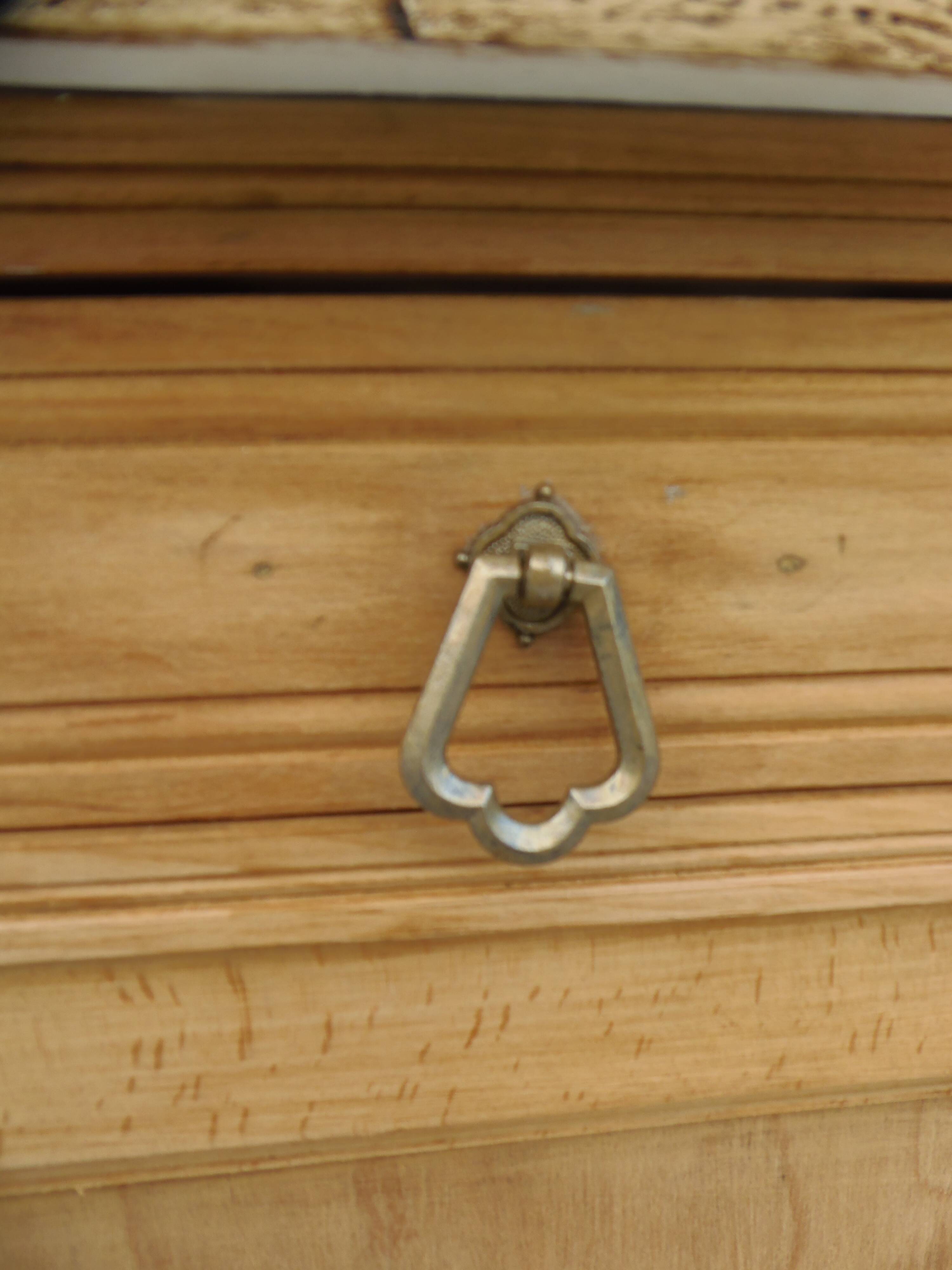 Buffet Art Déco en bois naturel, charme authentique.