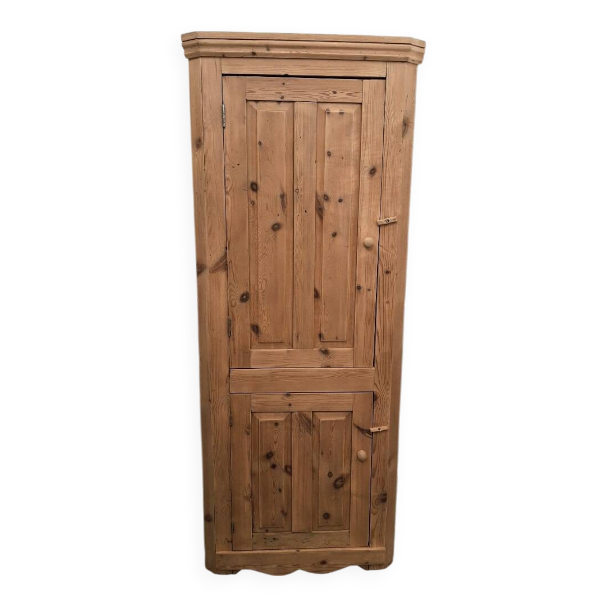 Armoire d'angle ancienne