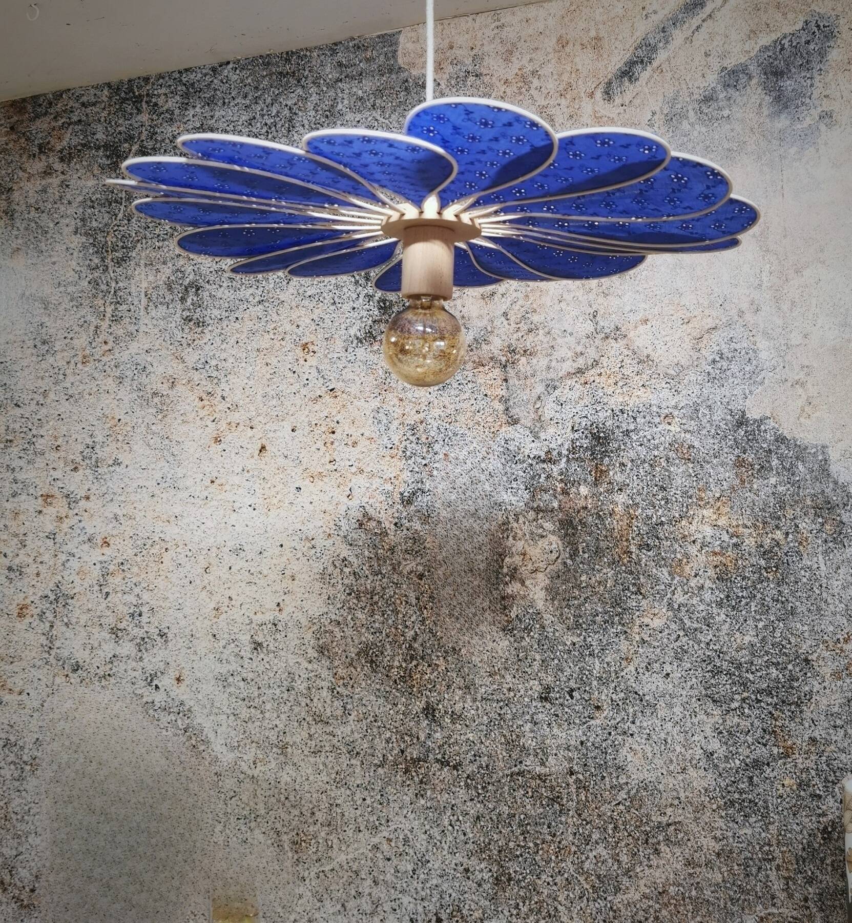 Suspension fleur 18 pétales en rotin et broderie anglaise