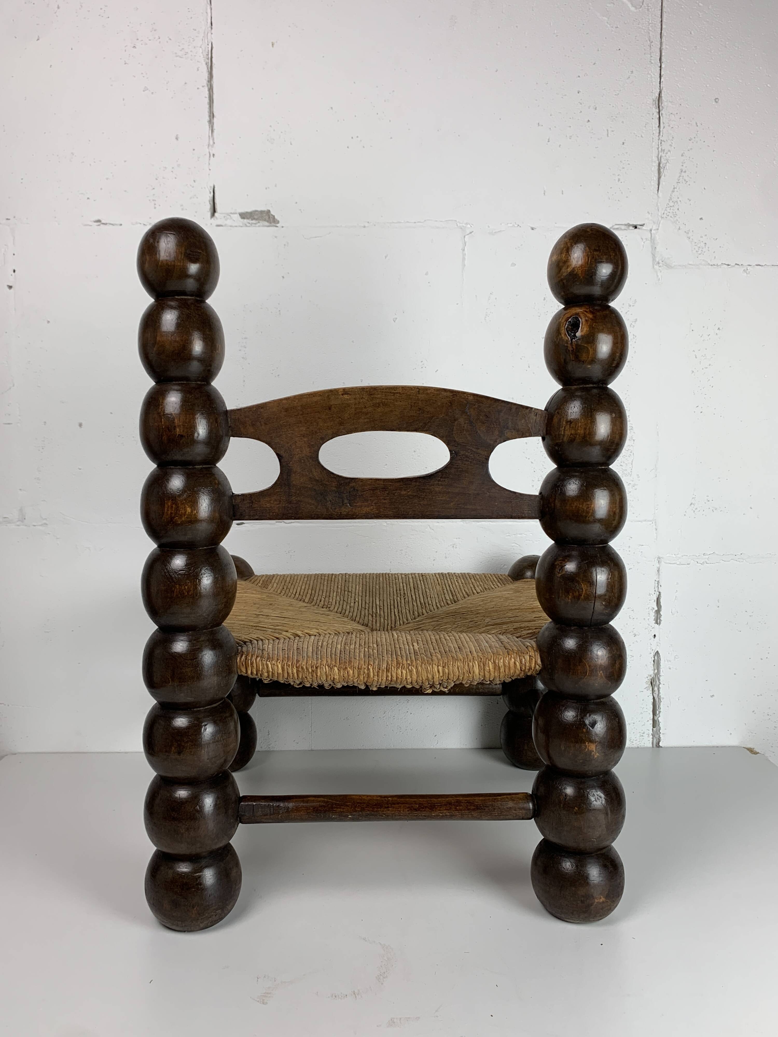 Chaise basse en bois tourné dans le style de Charles Dudouyt, France, années 1950