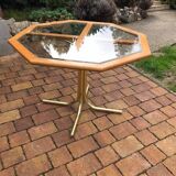 Octagonal table in brass and glass, brown and straw yellow — Hollywood Regency style.