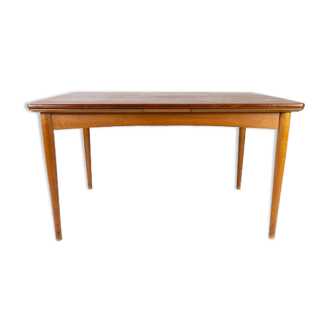 Table à manger en teck avec des extensions et des pieds en chêne, de design danois des années 1960.