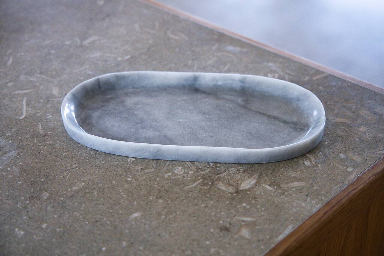 Plateau oval en marbre gris