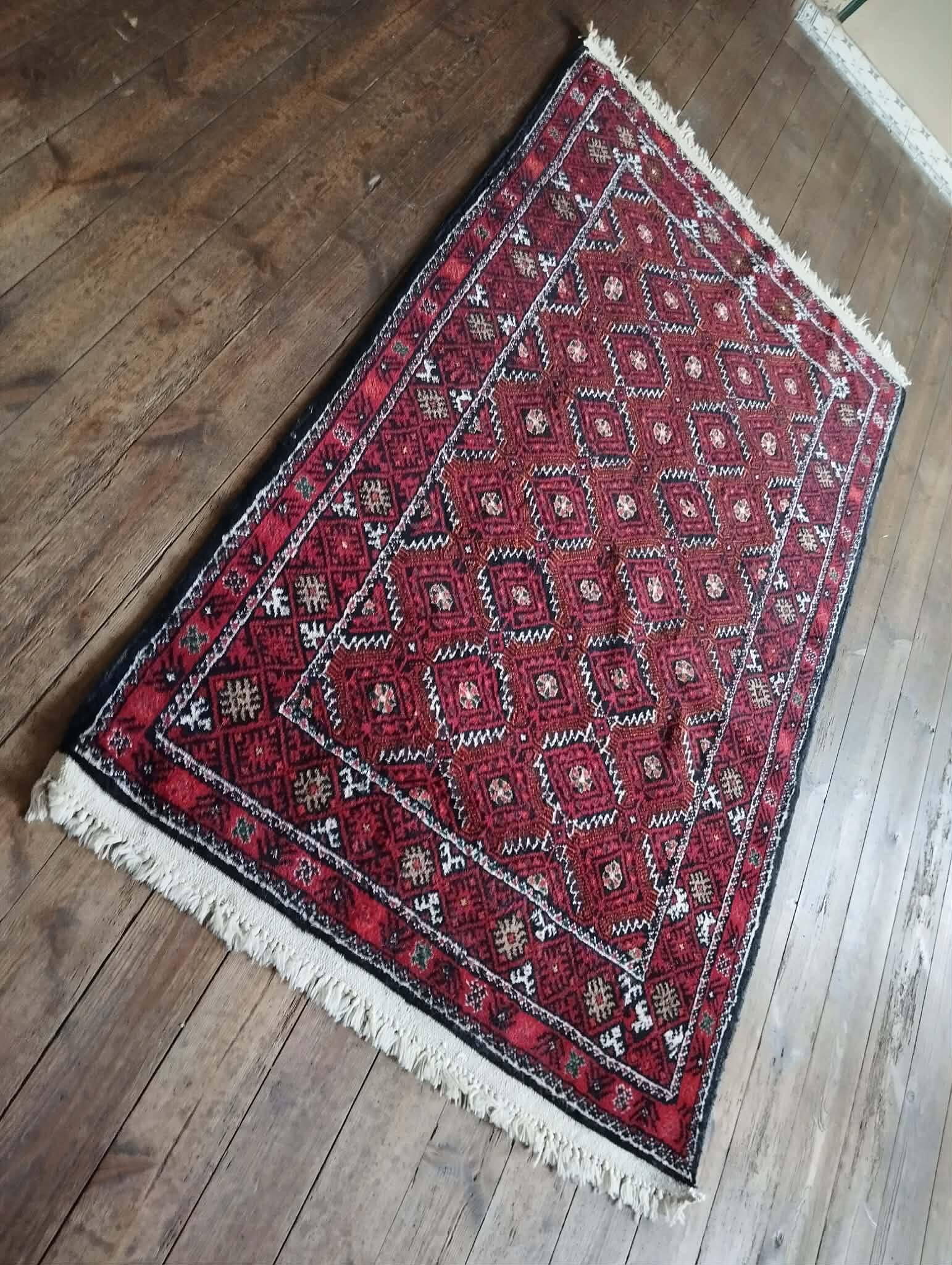 Handmade Belouch Persian rug 184x108cm