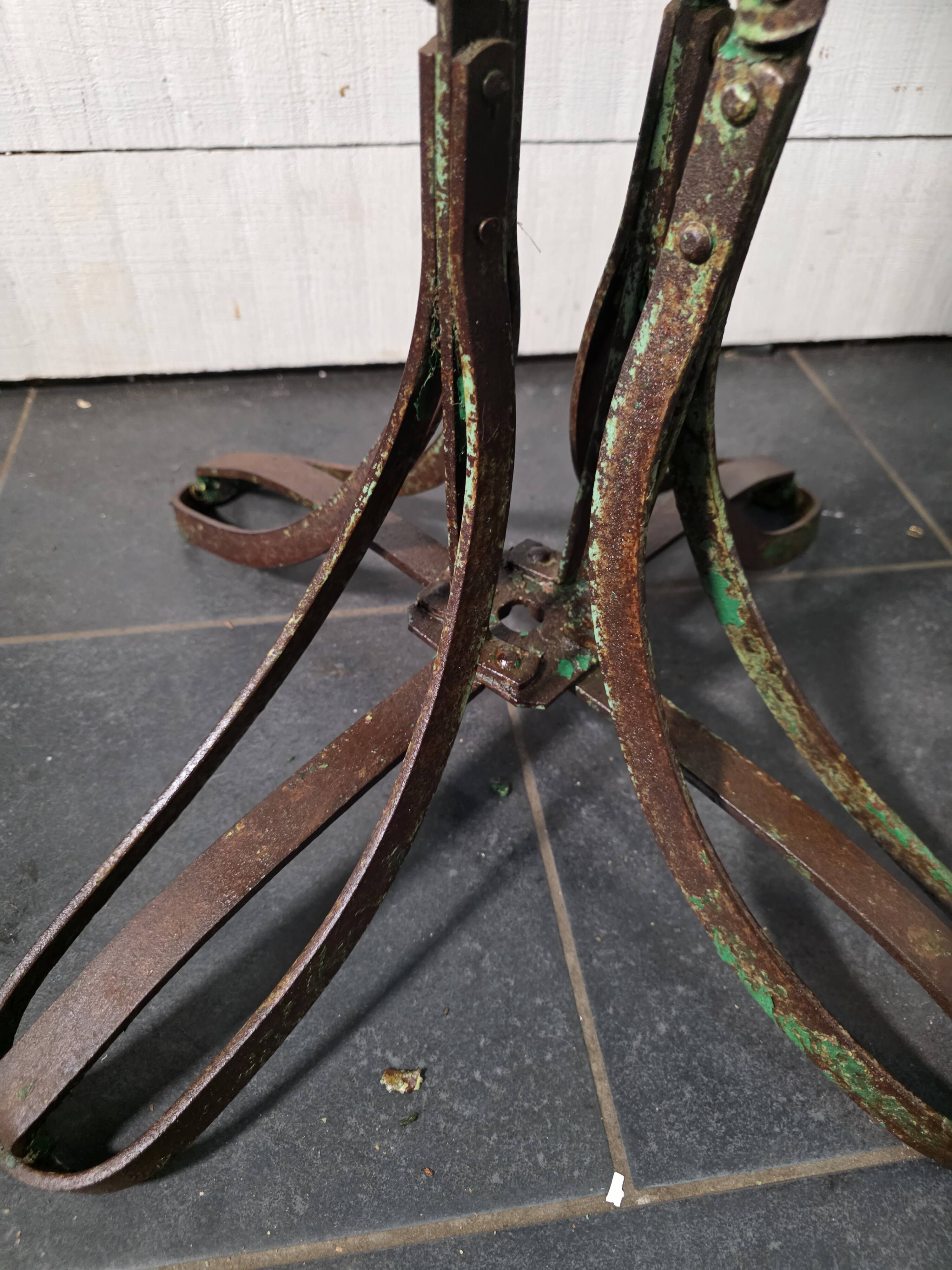 Table de jardin Eiffel en fer forgé riveté du XIXe