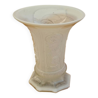 Vase en opaline blanc vintage