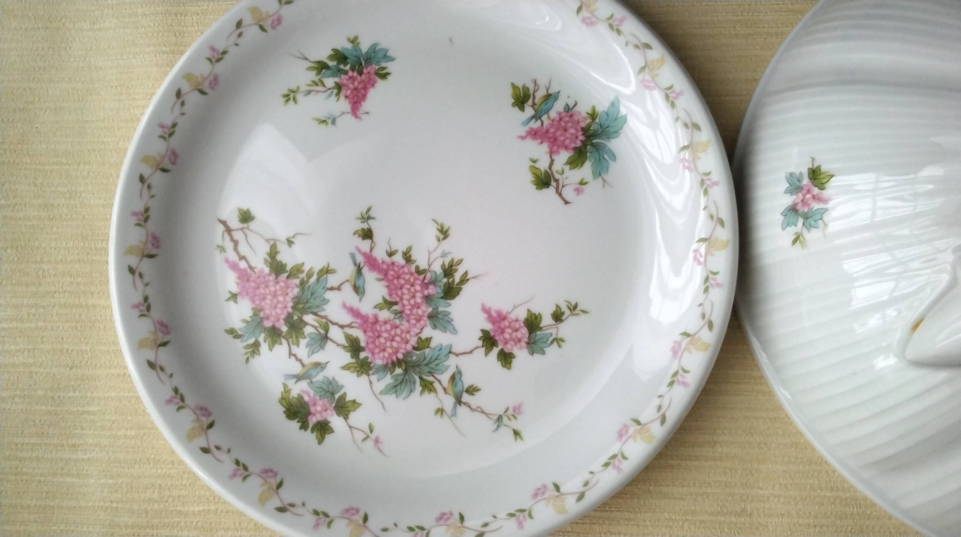 Fruit drainer and its porcelain dish by Pillivuyt.