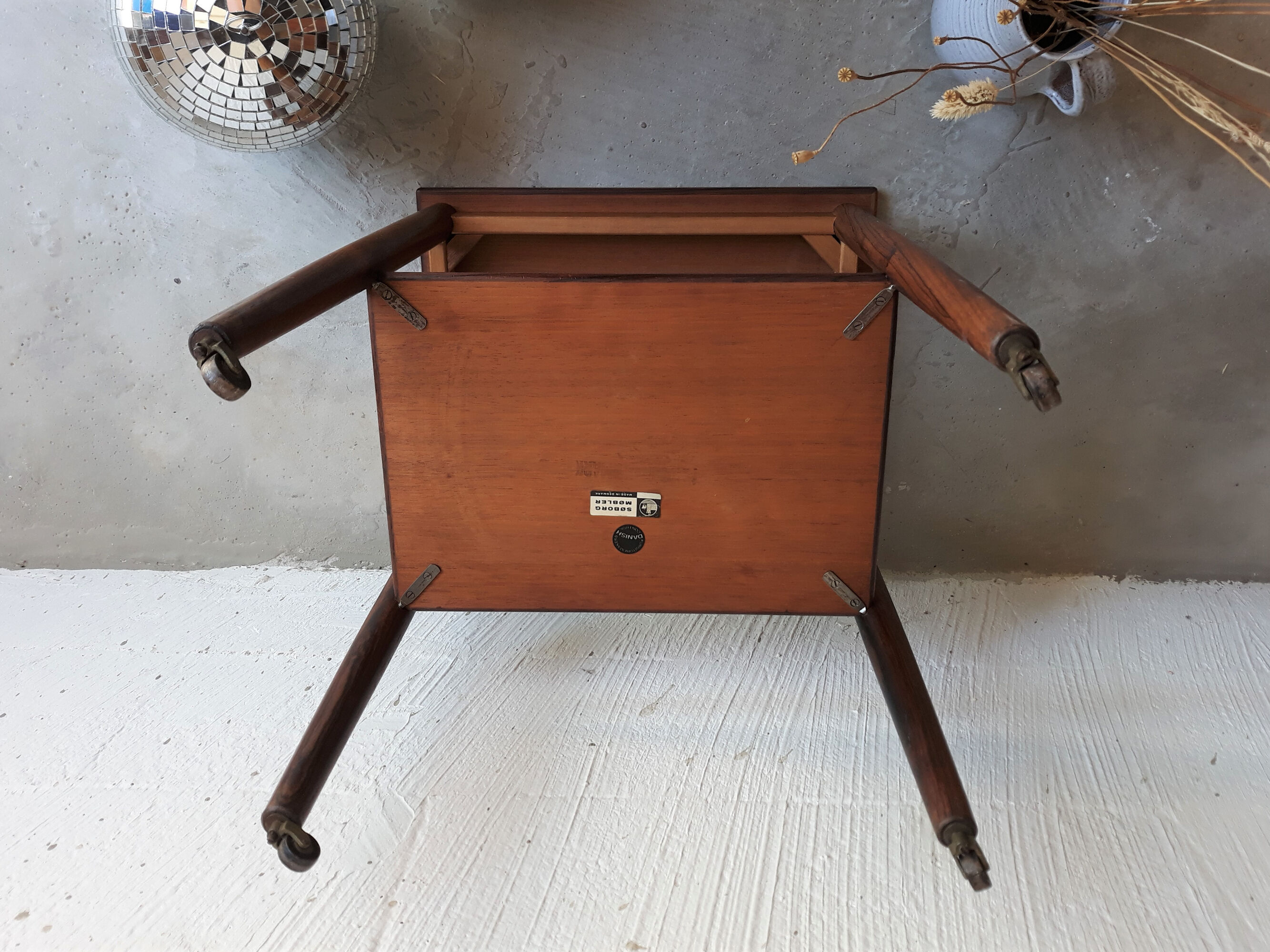 Guéridon porte plante table d'appoint en teck 1960