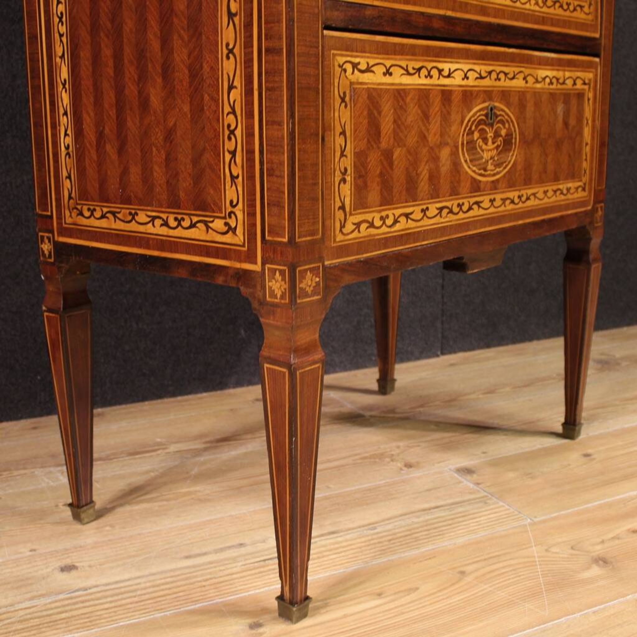 Commode marquetée de style Louis XVI du XXe siècle