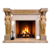 Cheminée en plâtre néoclassique avec des caryatides (femmes nues)