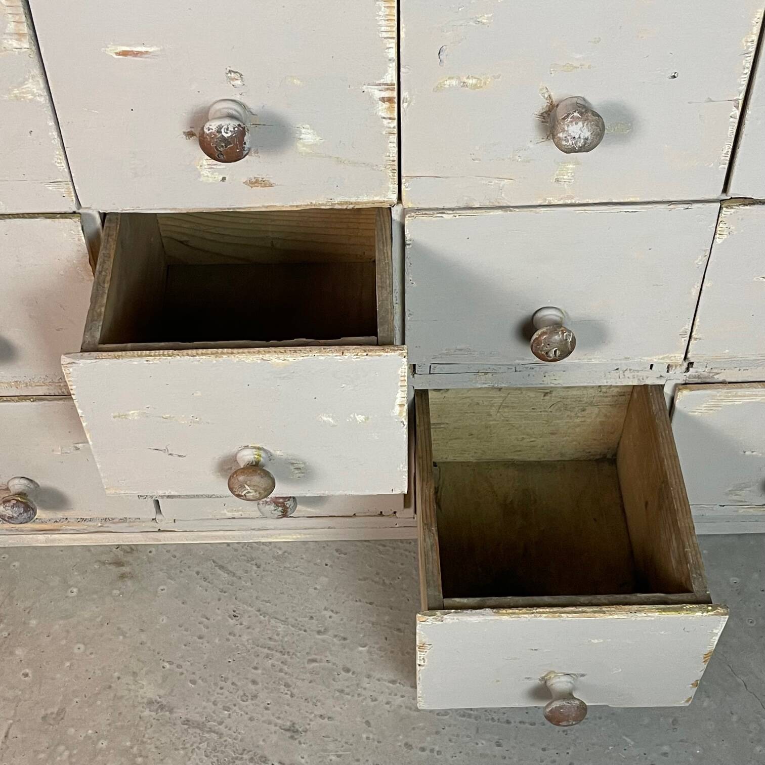 Meuble à 30 tiroirs