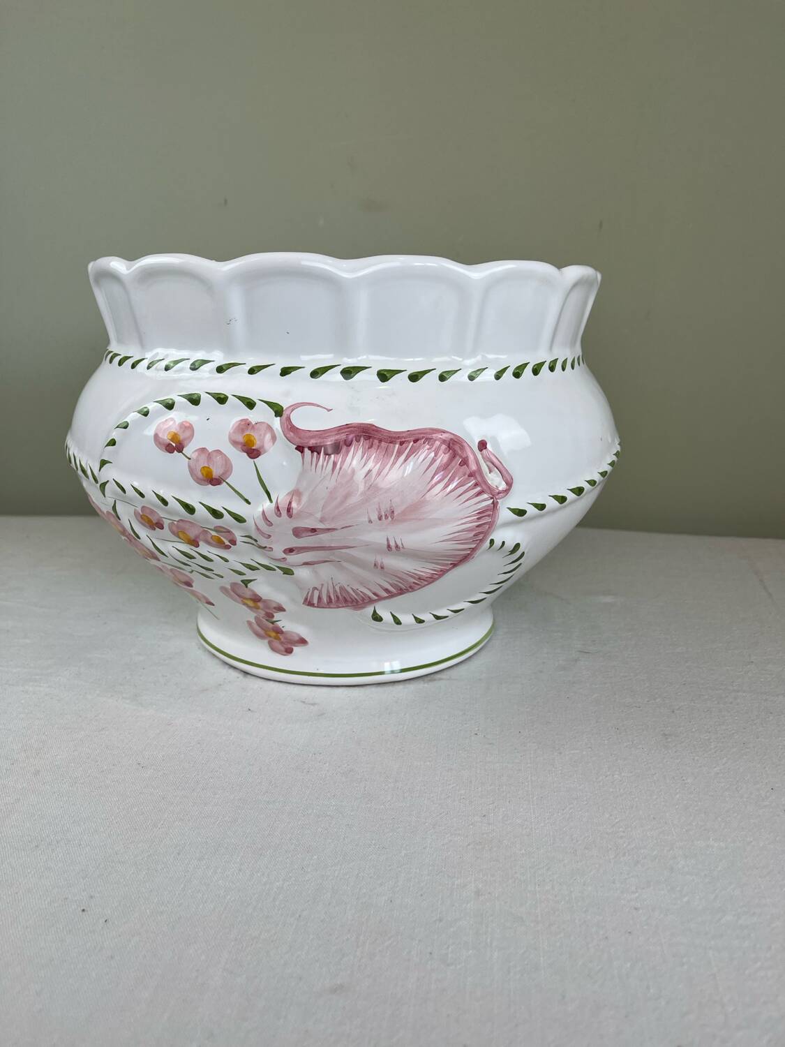 Large ceramic cache-pot