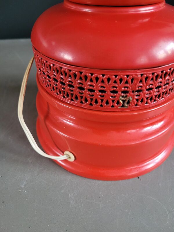 Lampe globe vintage à pied métal ajouré laqué rouge