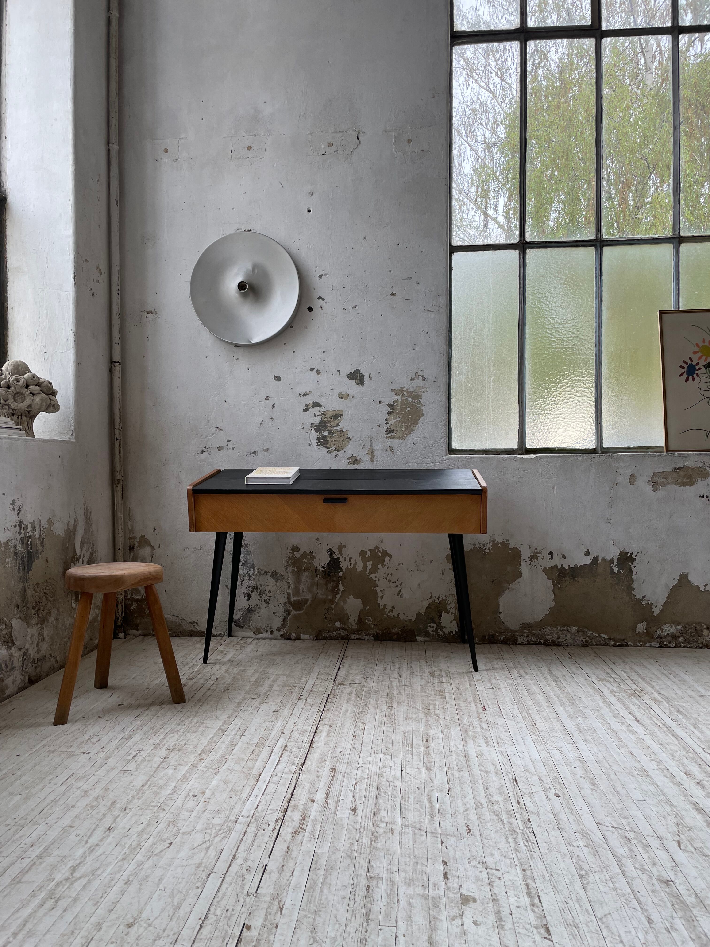 Console desktop feet compass 60s