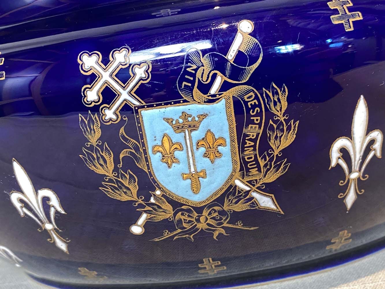 Planter signed Luneville K&G blue background