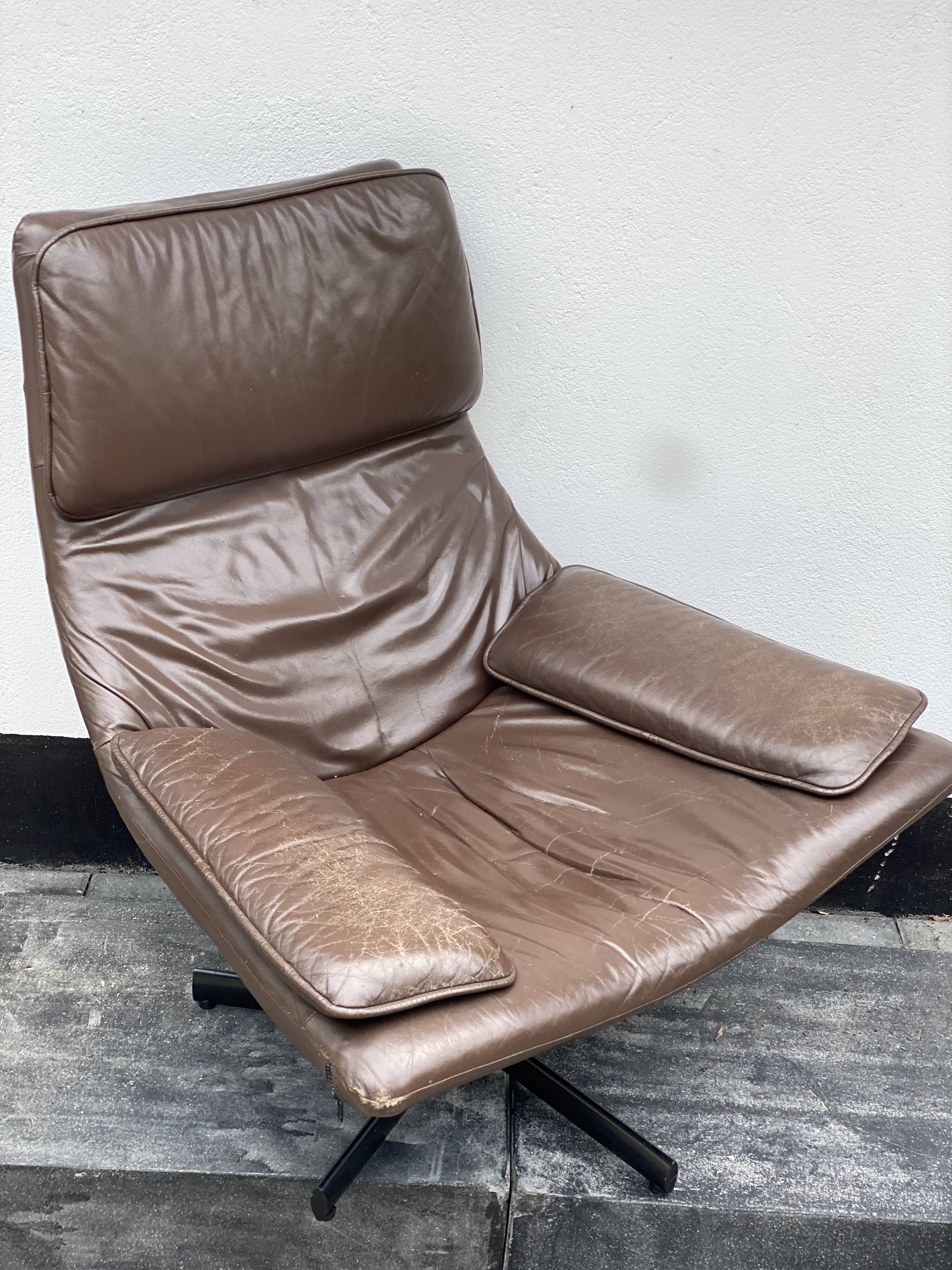 Fauteuil pivotant en cuir brun des années 1970
