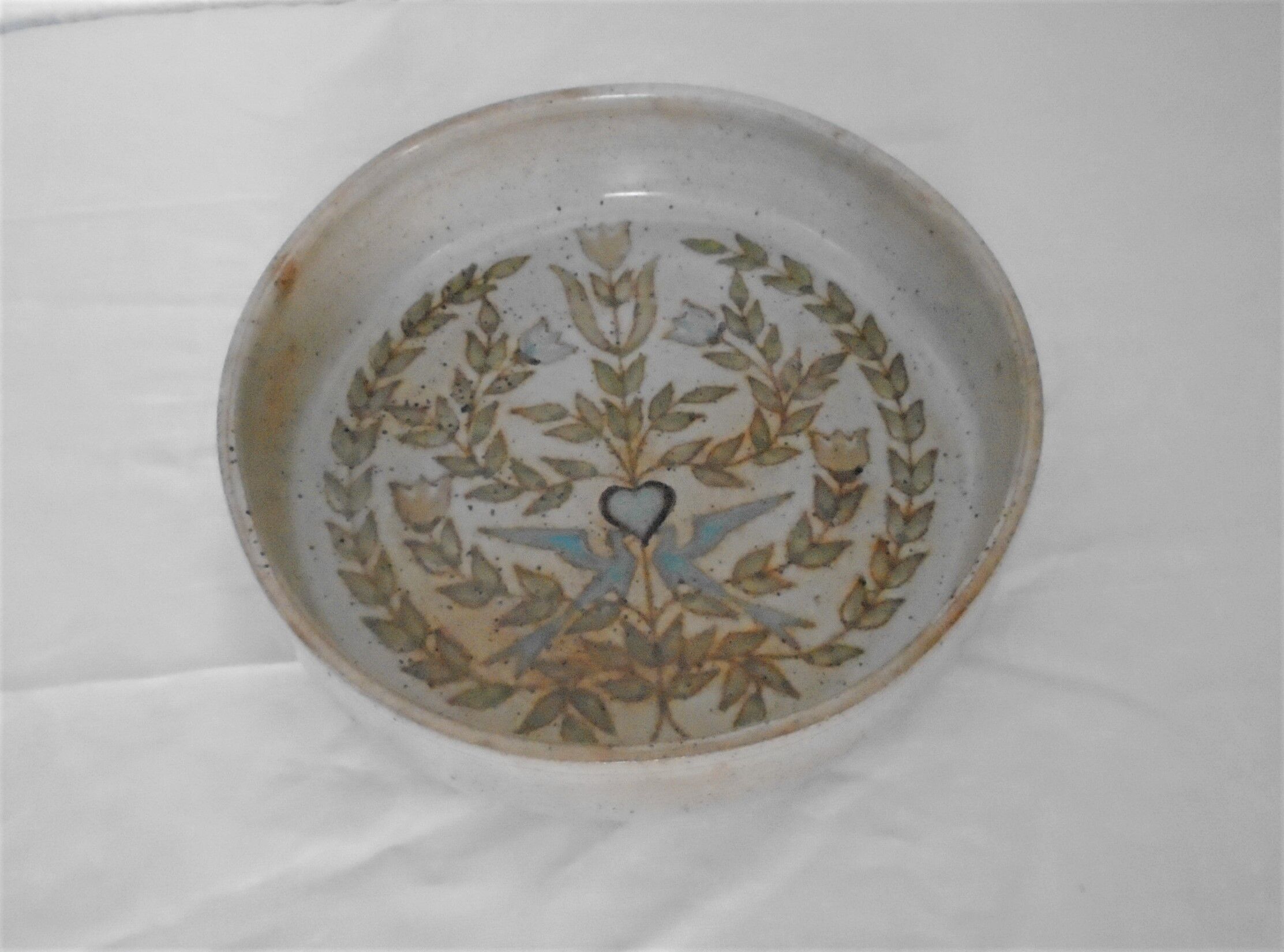 Flat hollow jatte cut signed sandstone symbolic decoration 2 pigeons surrounding a heart Pont Aven Bretagne