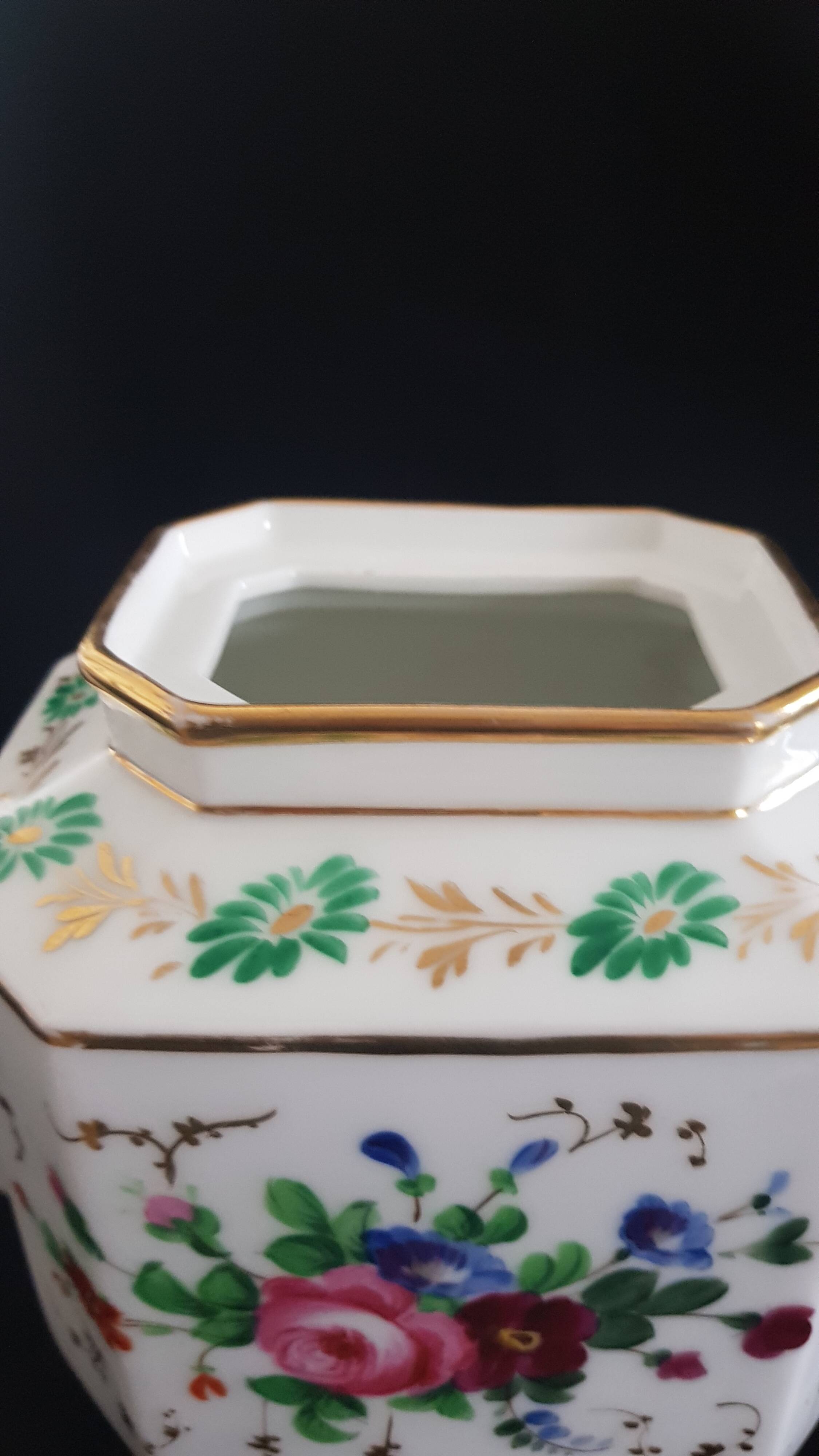 Large octagonal teapot porcelain from Paris "Old Paris", mid-19th century.