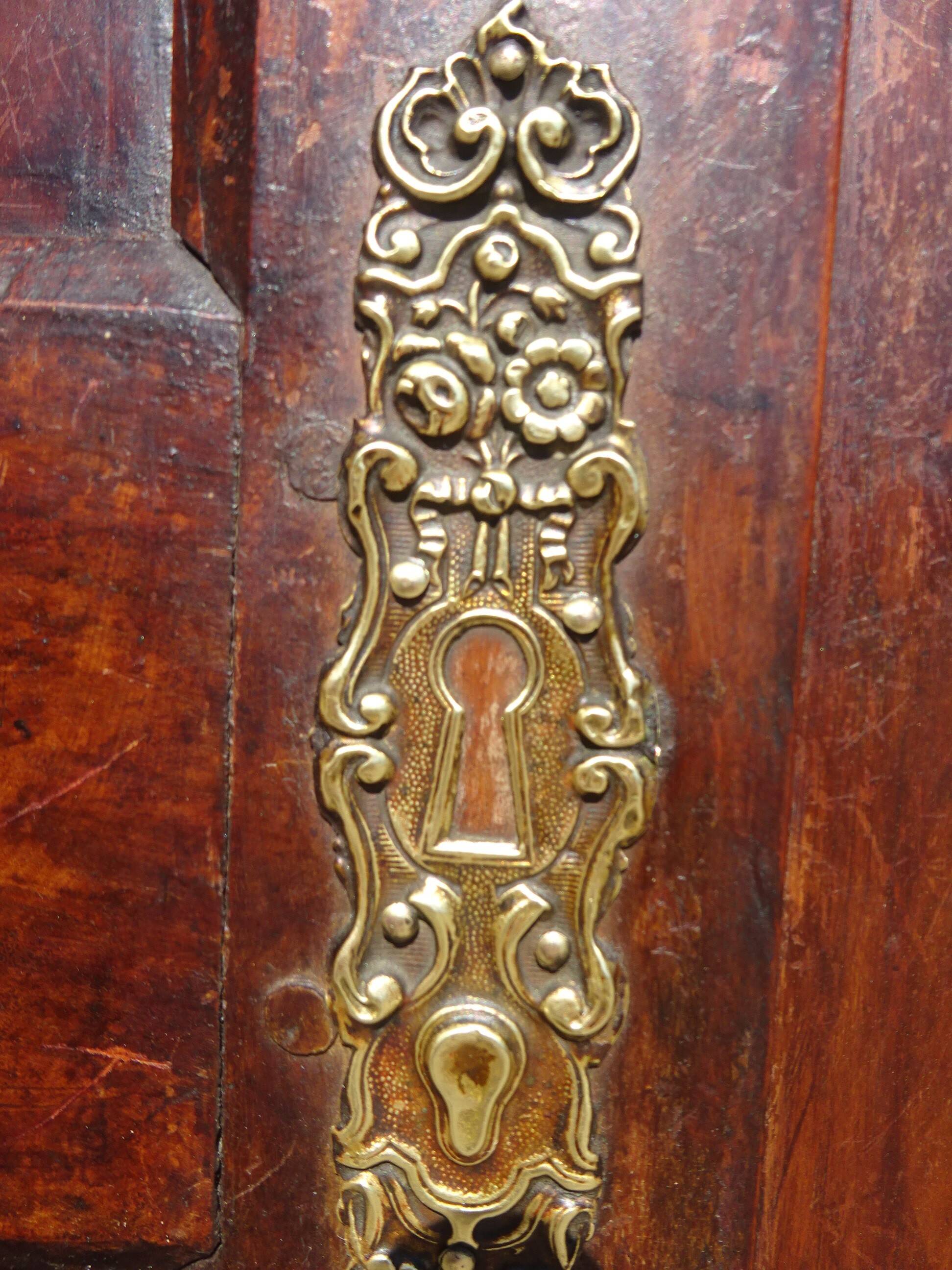 Armoire Louis Philippe en noyer massif